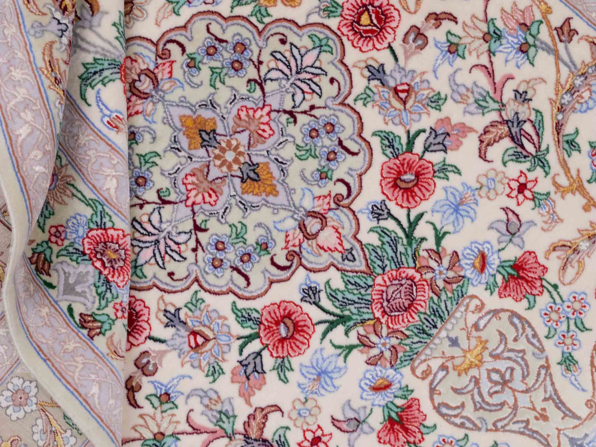 Handgeknüpfter "Golestan" Isfahan Perserteppich von Khademi aus Wolle mit Seide, weiß, creme. Feiner, persischer Teppich mit Medaillon, signiert. Orientteppich handgeknüpft in Iran. Größe: 160 x 109 cm. Teppichnummer: DB3-1052. Jupiter Intl.