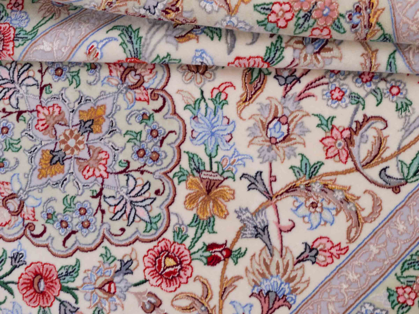 Handgeknüpfter "Golestan" Isfahan Perserteppich von Khademi aus Wolle mit Seide, weiß, creme. Feiner, persischer Teppich mit Medaillon, signiert. Orientteppich handgeknüpft in Iran. Größe: 160 x 109 cm. Teppichnummer: DB3-1052. Jupiter Intl.