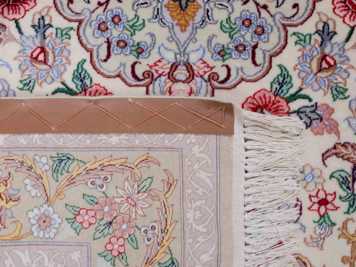 Handgeknüpfter "Golestan" Isfahan Perserteppich von Khademi aus Wolle mit Seide, weiß, creme. Feiner, persischer Teppich mit Medaillon, signiert. Orientteppich handgeknüpft in Iran. Größe: 160 x 109 cm. Teppichnummer: DB3-1052. Jupiter Intl.