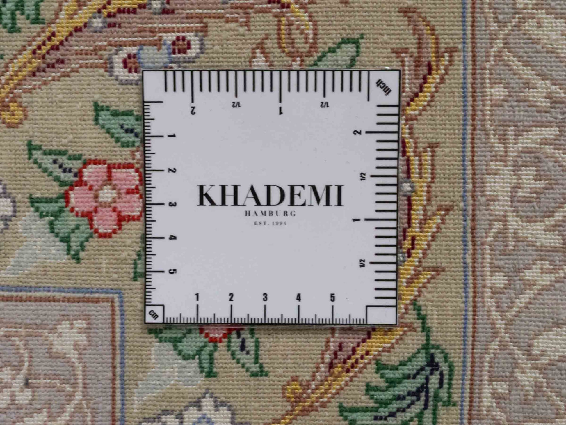Handgeknüpfter "Golestan" Isfahan Perserteppich von Khademi aus Wolle mit Seide, weiß, creme. Feiner, persischer Teppich mit Medaillon, signiert. Orientteppich handgeknüpft in Iran. Größe: 160 x 109 cm. Teppichnummer: DB3-1052. Jupiter Intl.