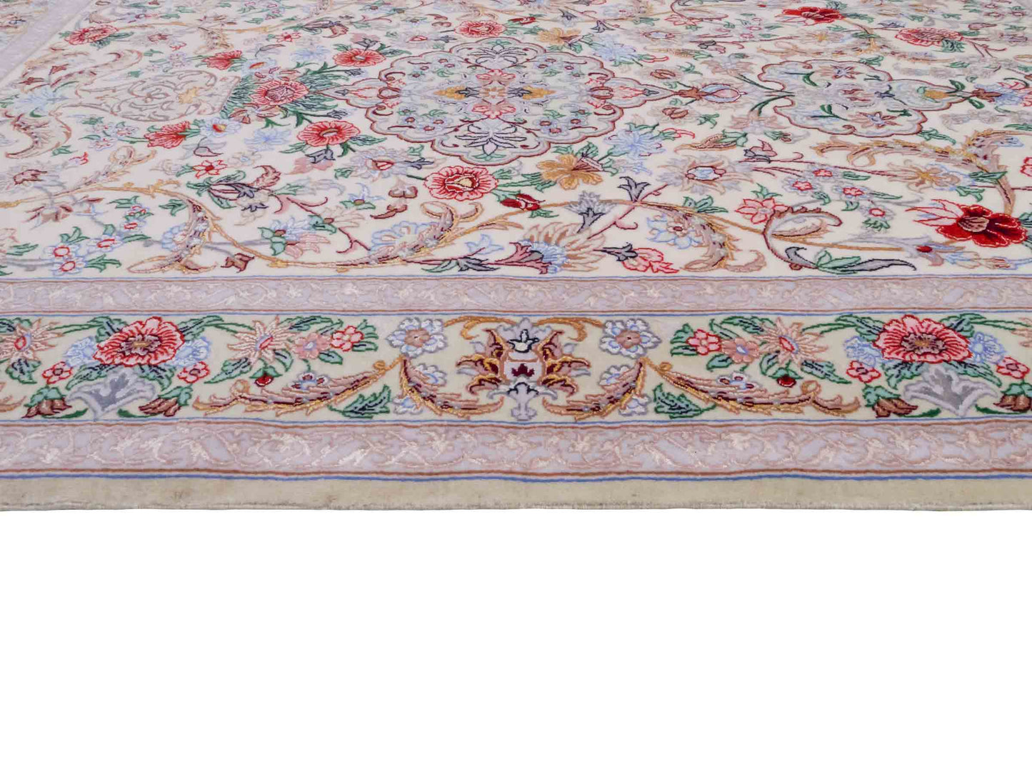 Handgeknüpfter "Golestan" Isfahan Perserteppich von Khademi aus Wolle mit Seide, weiß, creme. Feiner, persischer Teppich mit Medaillon, signiert. Orientteppich handgeknüpft in Iran. Größe: 160 x 109 cm. Teppichnummer: DB3-1052. Jupiter Intl.