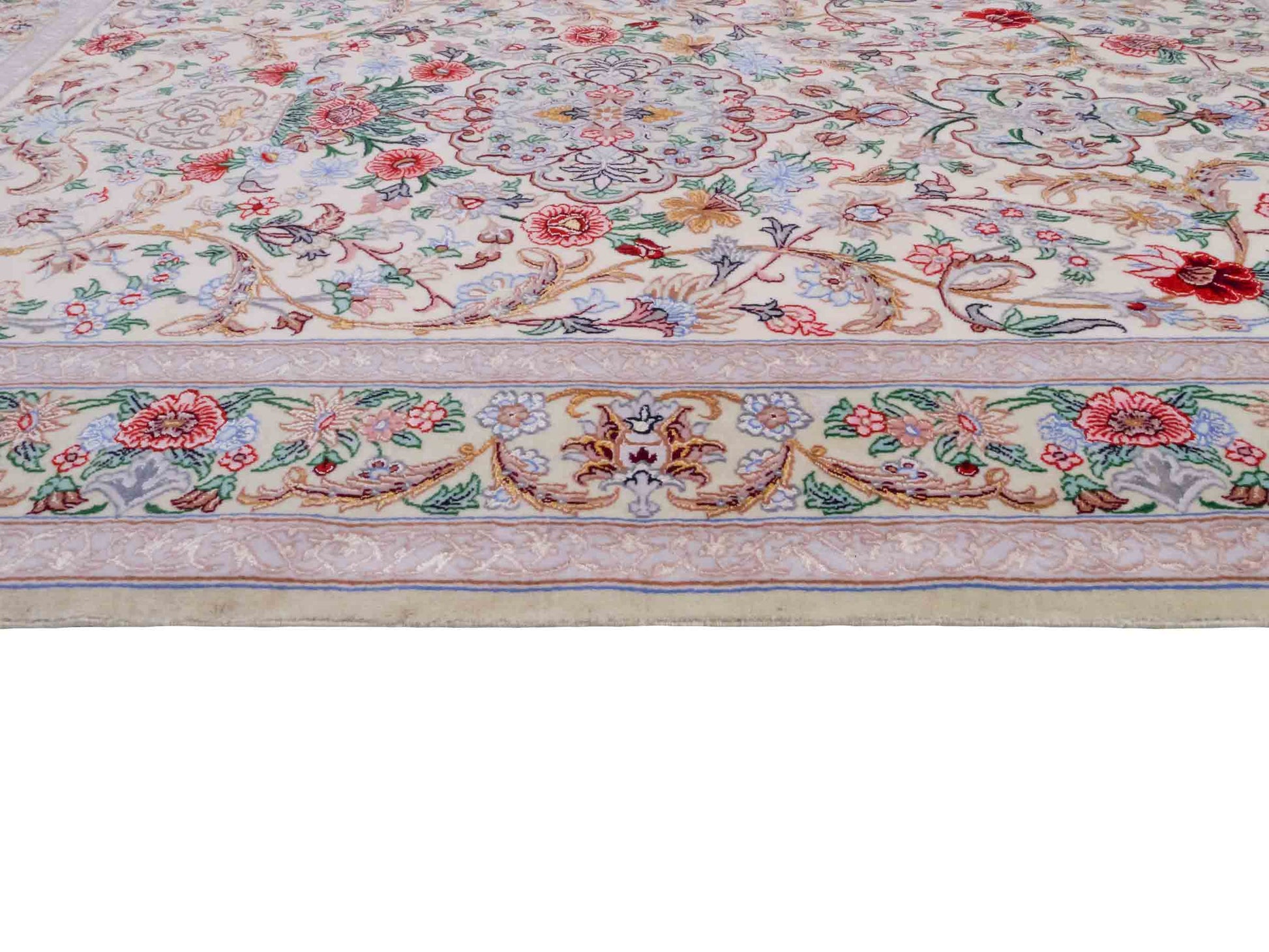 Handgeknüpfter "Golestan" Isfahan Perserteppich von Khademi aus Wolle mit Seide, weiß, creme. Feiner, persischer Teppich mit Medaillon, signiert. Orientteppich handgeknüpft in Iran. Größe: 160 x 109 cm. Teppichnummer: DB3-1052. Jupiter Intl.