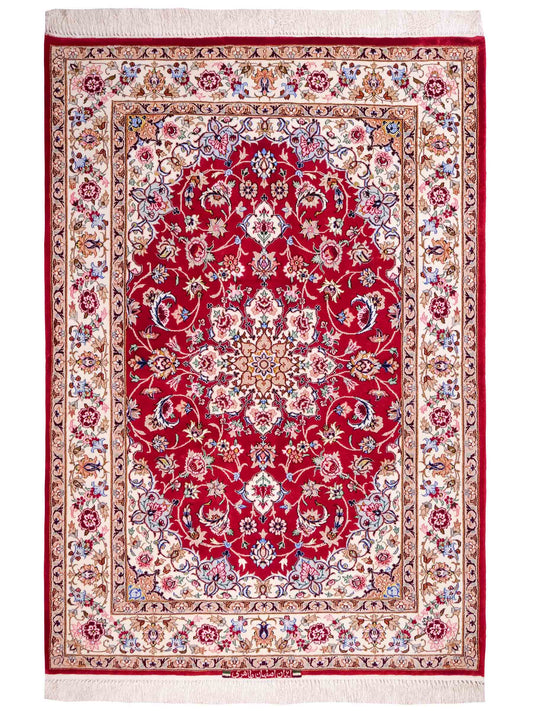 Handgeknüpfter "Taheri" Isfahan Perserteppich von Khademi aus Wolle mit Seide, rot-weiß. Feiner, persischer Teppich mit Medaillon, signiert. Orientteppich, geknüpft in Iran. Größe: 160 x 110 cm. Teppichnummer: SB3-1063 | Jupiter In