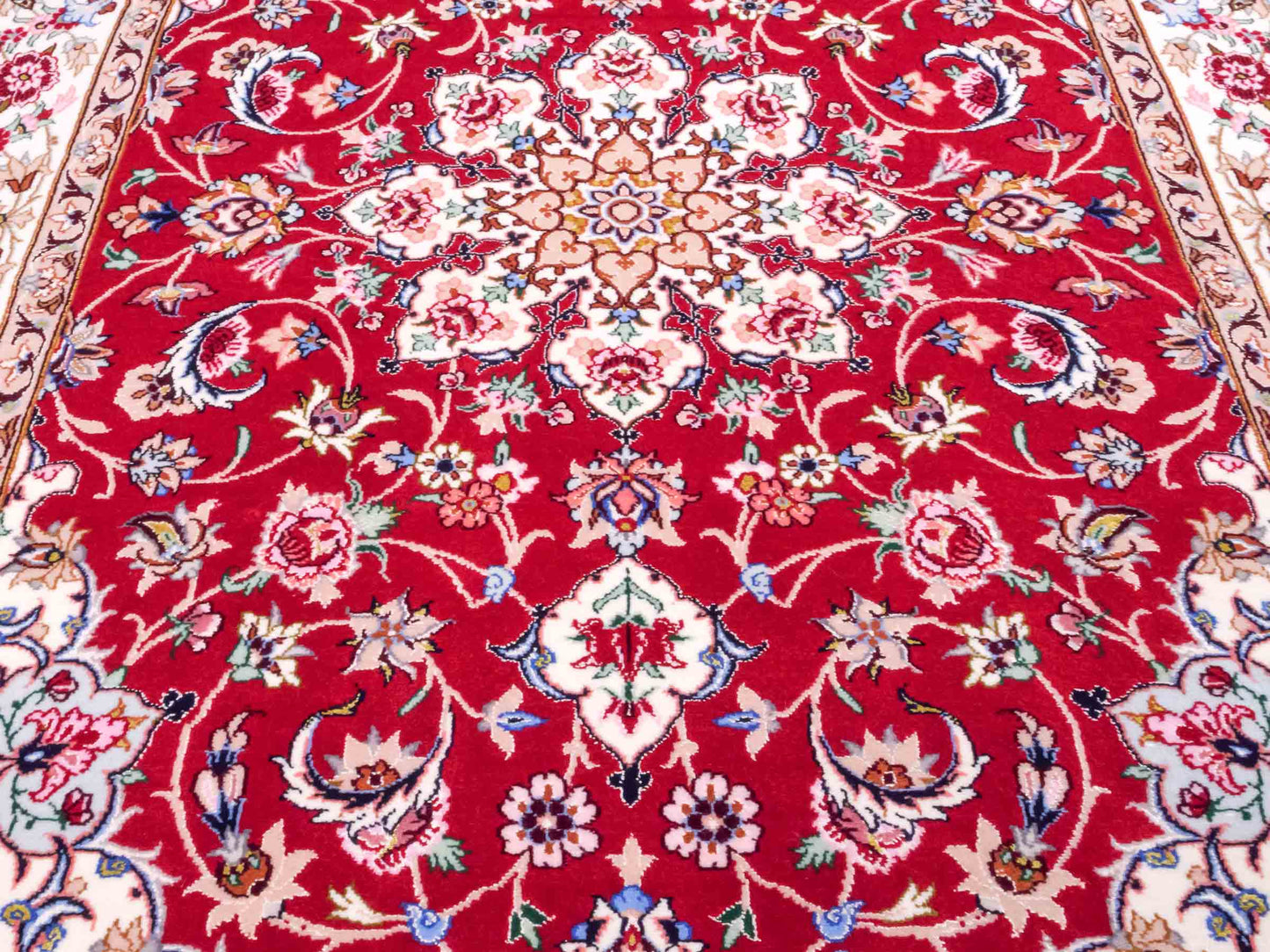 Handgeknüpfter "Taheri" Isfahan Perserteppich von Khademi aus Wolle mit Seide, rot-weiß. Feiner, persischer Teppich mit Medaillon, signiert. Orientteppich, geknüpft in Iran. Größe: 160 x 110 cm. Teppichnummer: SB3-1063 | Jupiter In