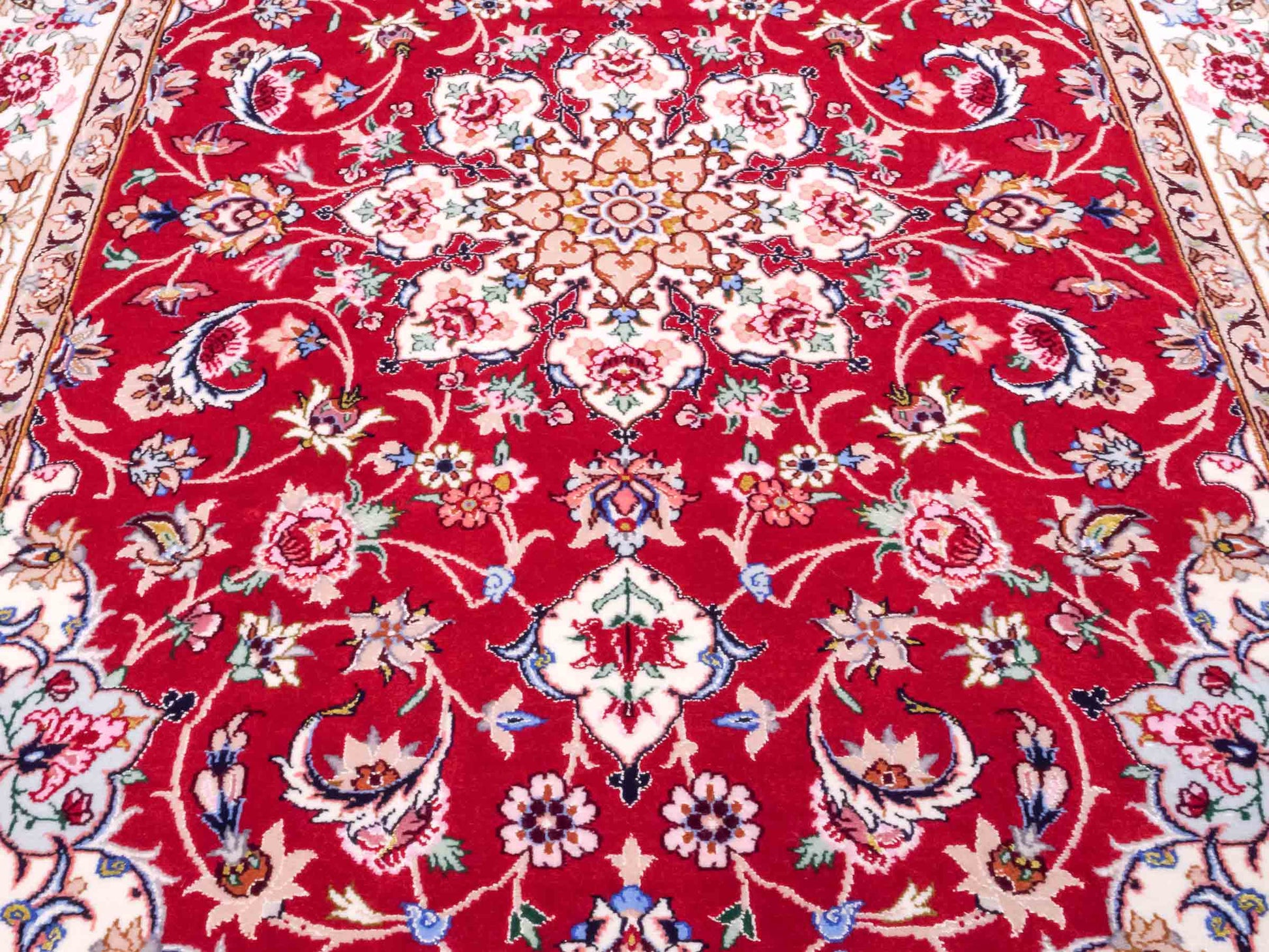 Handgeknüpfter "Taheri" Isfahan Perserteppich von Khademi aus Wolle mit Seide, rot-weiß. Feiner, persischer Teppich mit Medaillon, signiert. Orientteppich, geknüpft in Iran. Größe: 160 x 110 cm. Teppichnummer: SB3-1063 | Jupiter In