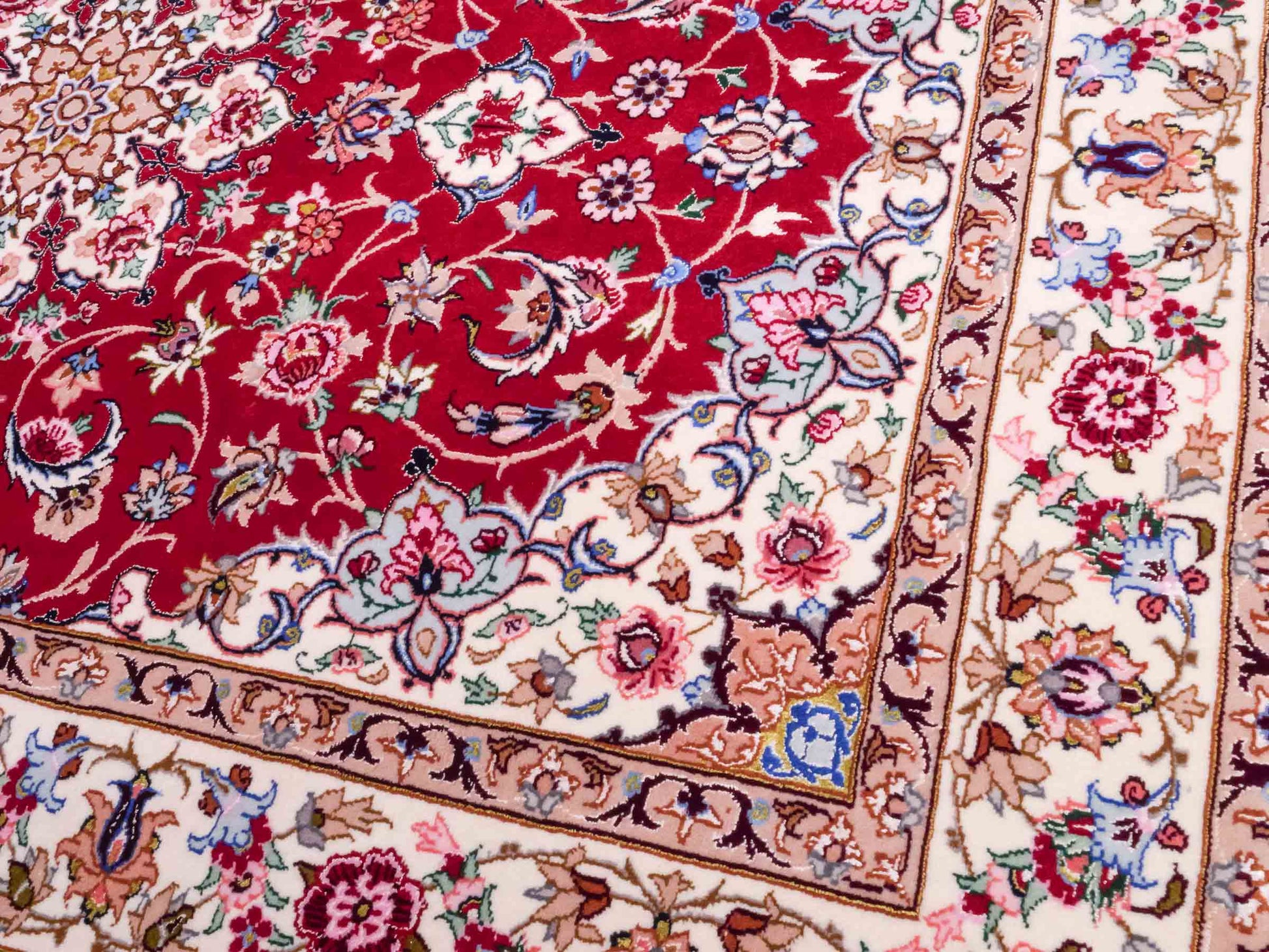 Handgeknüpfter "Taheri" Isfahan Perserteppich von Khademi aus Wolle mit Seide, rot-weiß. Feiner, persischer Teppich mit Medaillon, signiert. Orientteppich, geknüpft in Iran. Größe: 160 x 110 cm. Teppichnummer: SB3-1063 | Jupiter In