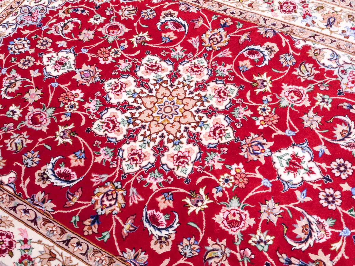 Handgeknüpfter "Taheri" Isfahan Perserteppich von Khademi aus Wolle mit Seide, rot-weiß. Feiner, persischer Teppich mit Medaillon, signiert. Orientteppich, geknüpft in Iran. Größe: 160 x 110 cm. Teppichnummer: SB3-1063 | Jupiter In