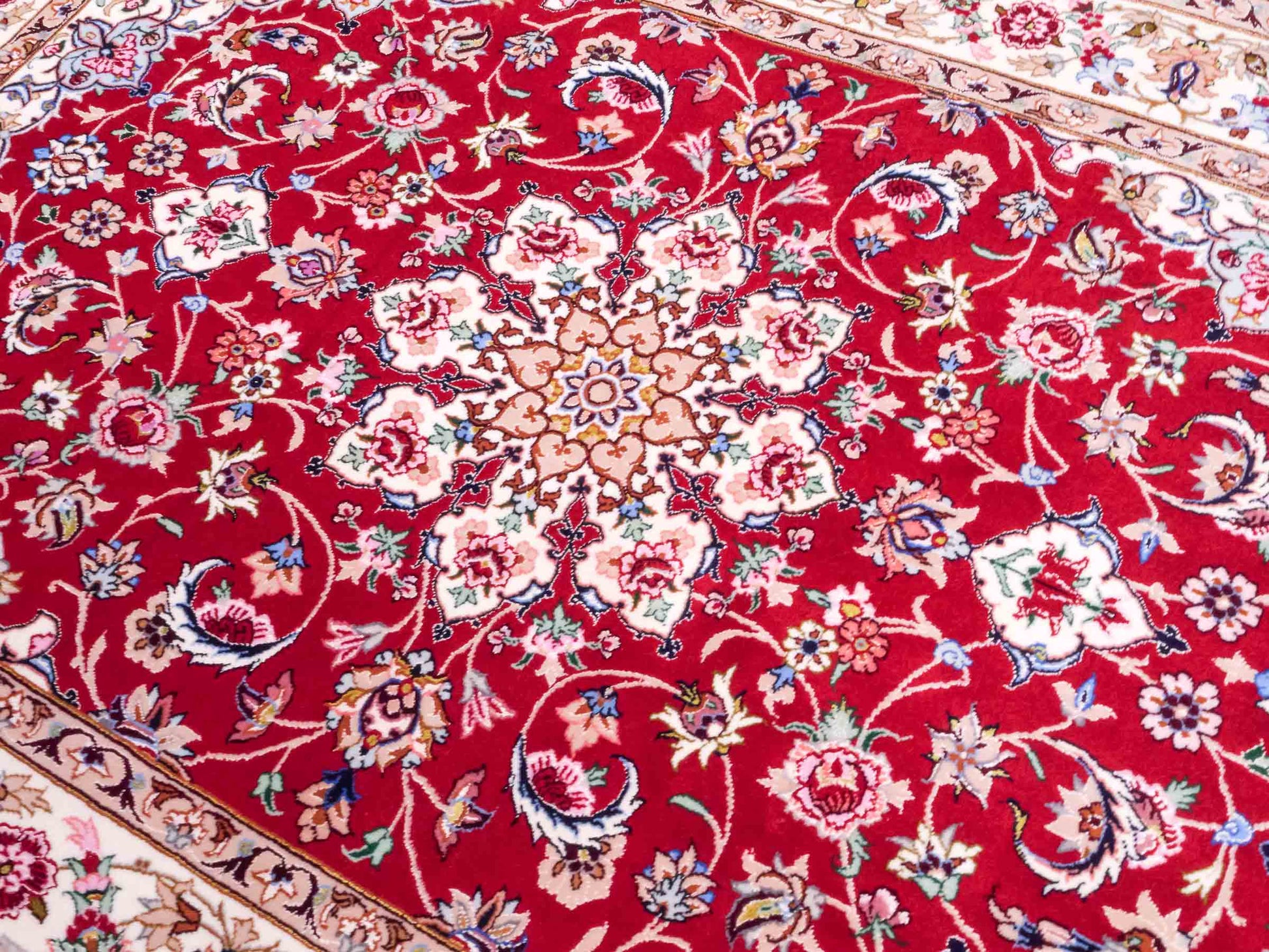 Handgeknüpfter "Taheri" Isfahan Perserteppich von Khademi aus Wolle mit Seide, rot-weiß. Feiner, persischer Teppich mit Medaillon, signiert. Orientteppich, geknüpft in Iran. Größe: 160 x 110 cm. Teppichnummer: SB3-1063 | Jupiter In