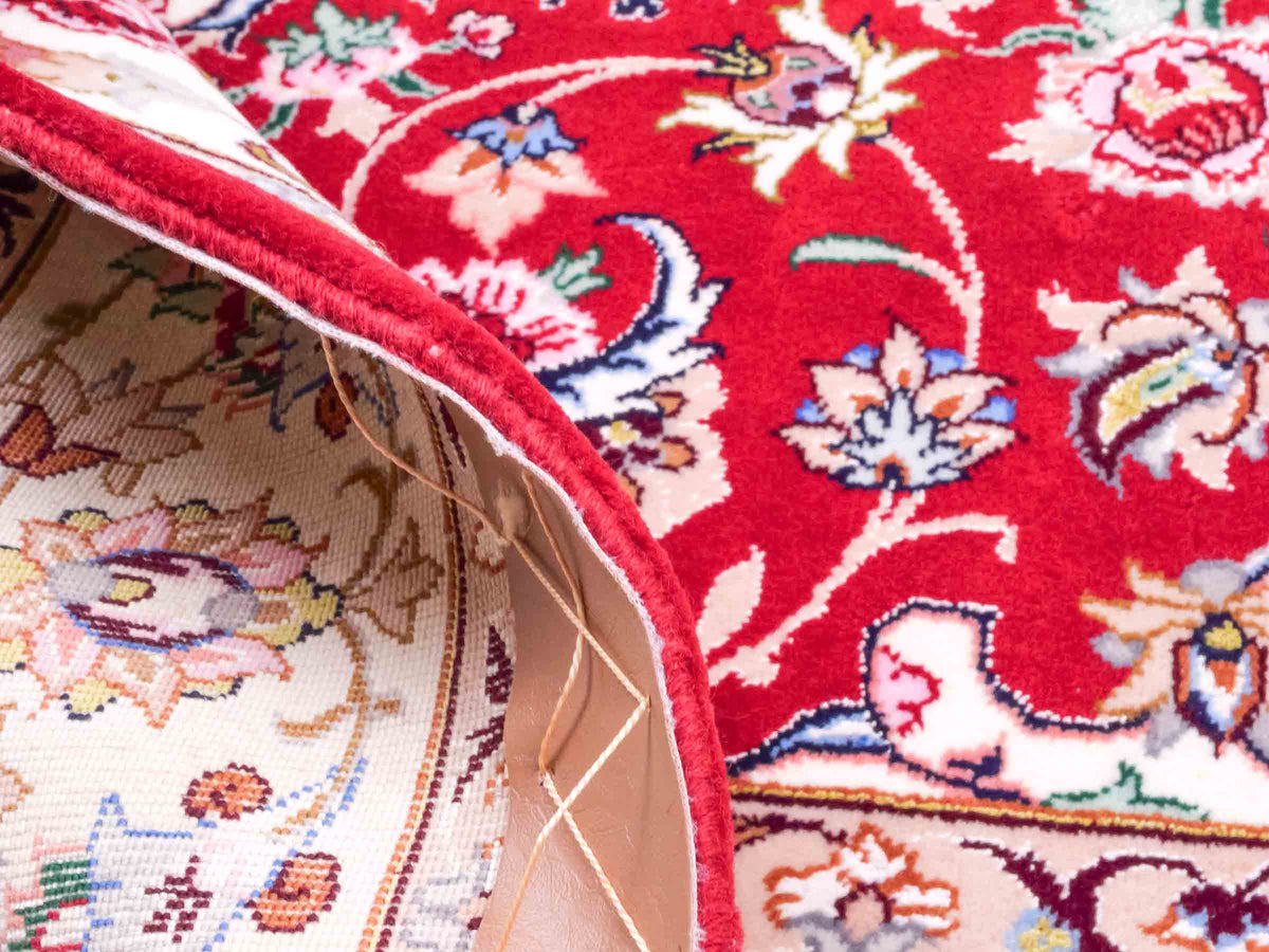 Handgeknüpfter "Taheri" Isfahan Perserteppich von Khademi aus Wolle mit Seide, rot-weiß. Feiner, persischer Teppich mit Medaillon, signiert. Orientteppich, geknüpft in Iran. Größe: 160 x 110 cm. Teppichnummer: SB3-1063 | Jupiter In