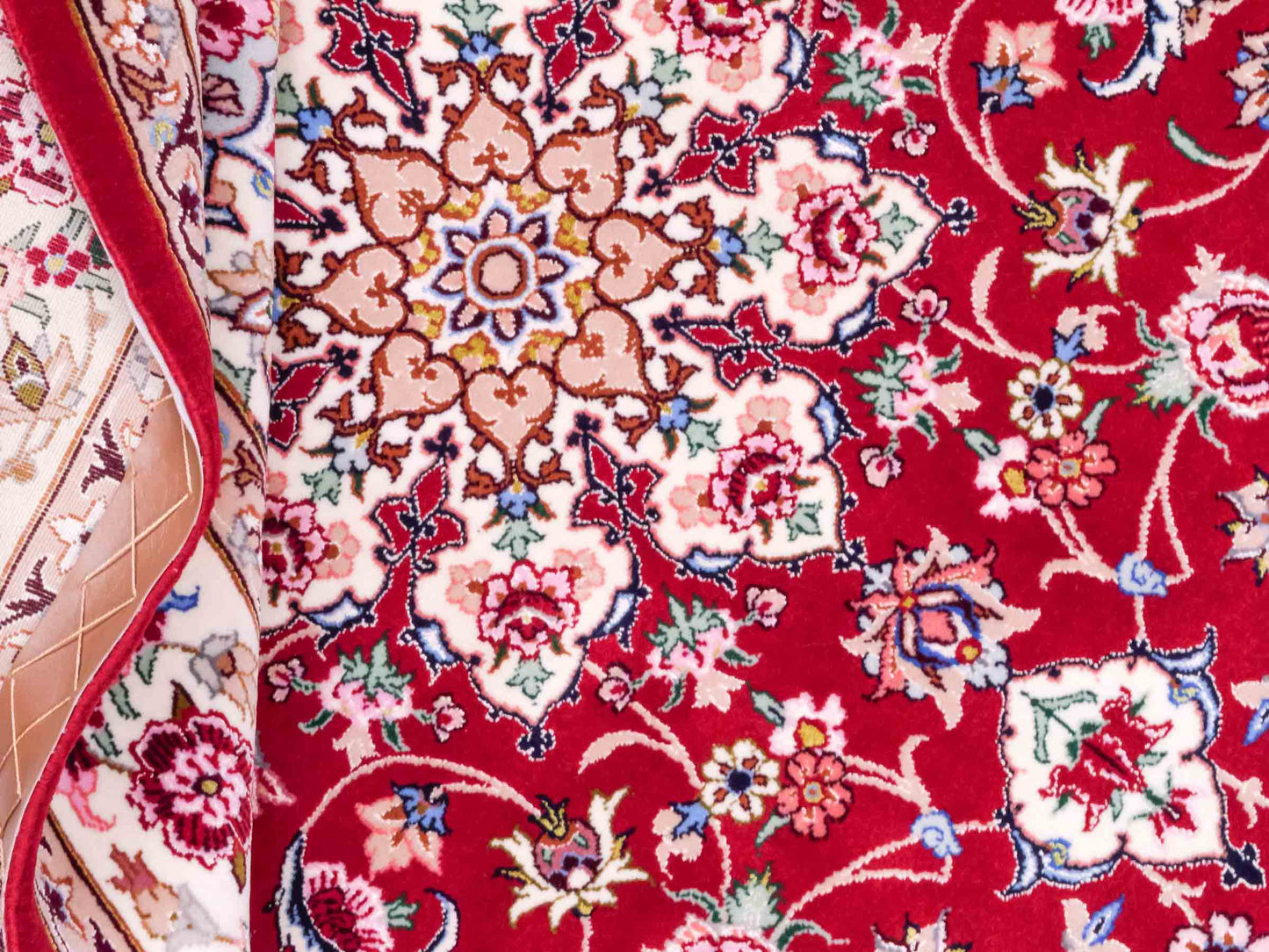 Handgeknüpfter "Taheri" Isfahan Perserteppich von Khademi aus Wolle mit Seide, rot-weiß. Feiner, persischer Teppich mit Medaillon, signiert. Orientteppich, geknüpft in Iran. Größe: 160 x 110 cm. Teppichnummer: SB3-1063 | Jupiter In