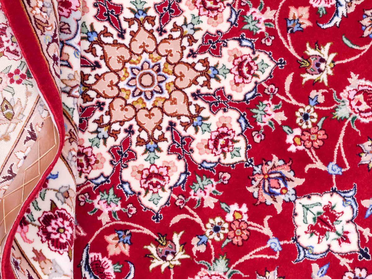 Handgeknüpfter "Taheri" Isfahan Perserteppich von Khademi aus Wolle mit Seide, rot-weiß. Feiner, persischer Teppich mit Medaillon, signiert. Orientteppich, geknüpft in Iran. Größe: 160 x 110 cm. Teppichnummer: SB3-1063 | Jupiter In