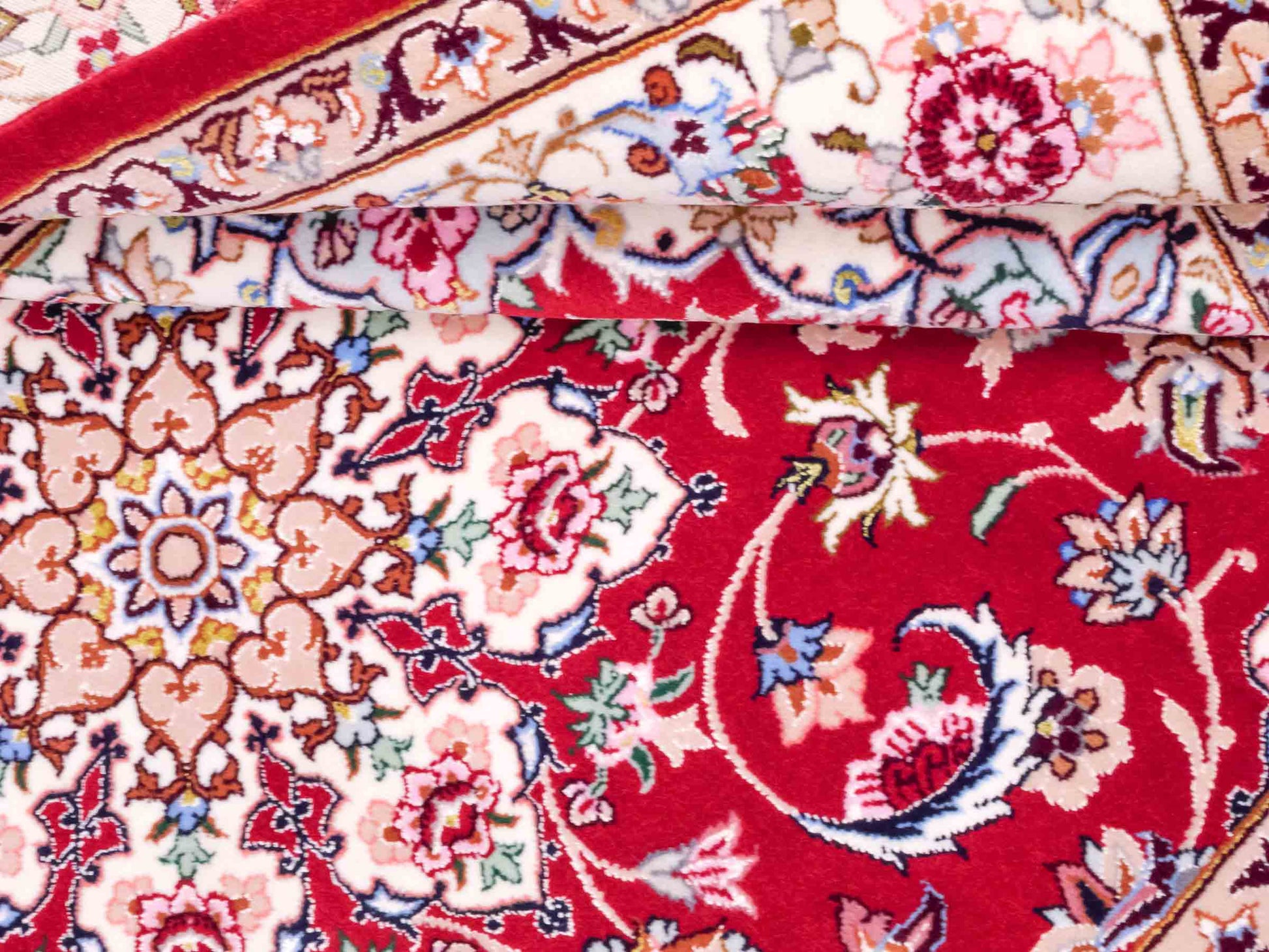 Handgeknüpfter "Taheri" Isfahan Perserteppich von Khademi aus Wolle mit Seide, rot-weiß. Feiner, persischer Teppich mit Medaillon, signiert. Orientteppich, geknüpft in Iran. Größe: 160 x 110 cm. Teppichnummer: SB3-1063 | Jupiter In