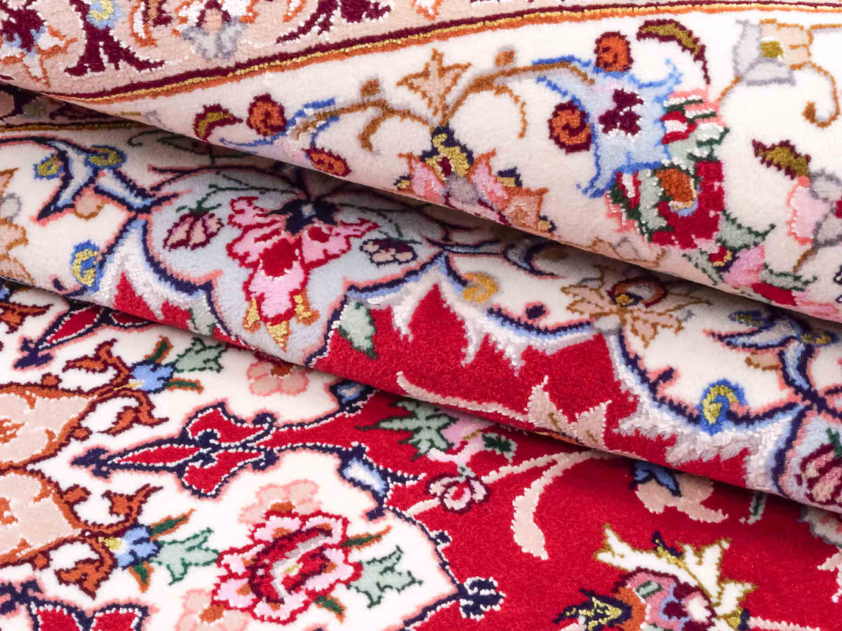 Handgeknüpfter "Taheri" Isfahan Perserteppich von Khademi aus Wolle mit Seide, rot-weiß. Feiner, persischer Teppich mit Medaillon, signiert. Orientteppich, geknüpft in Iran. Größe: 160 x 110 cm. Teppichnummer: SB3-1063 | Jupiter In