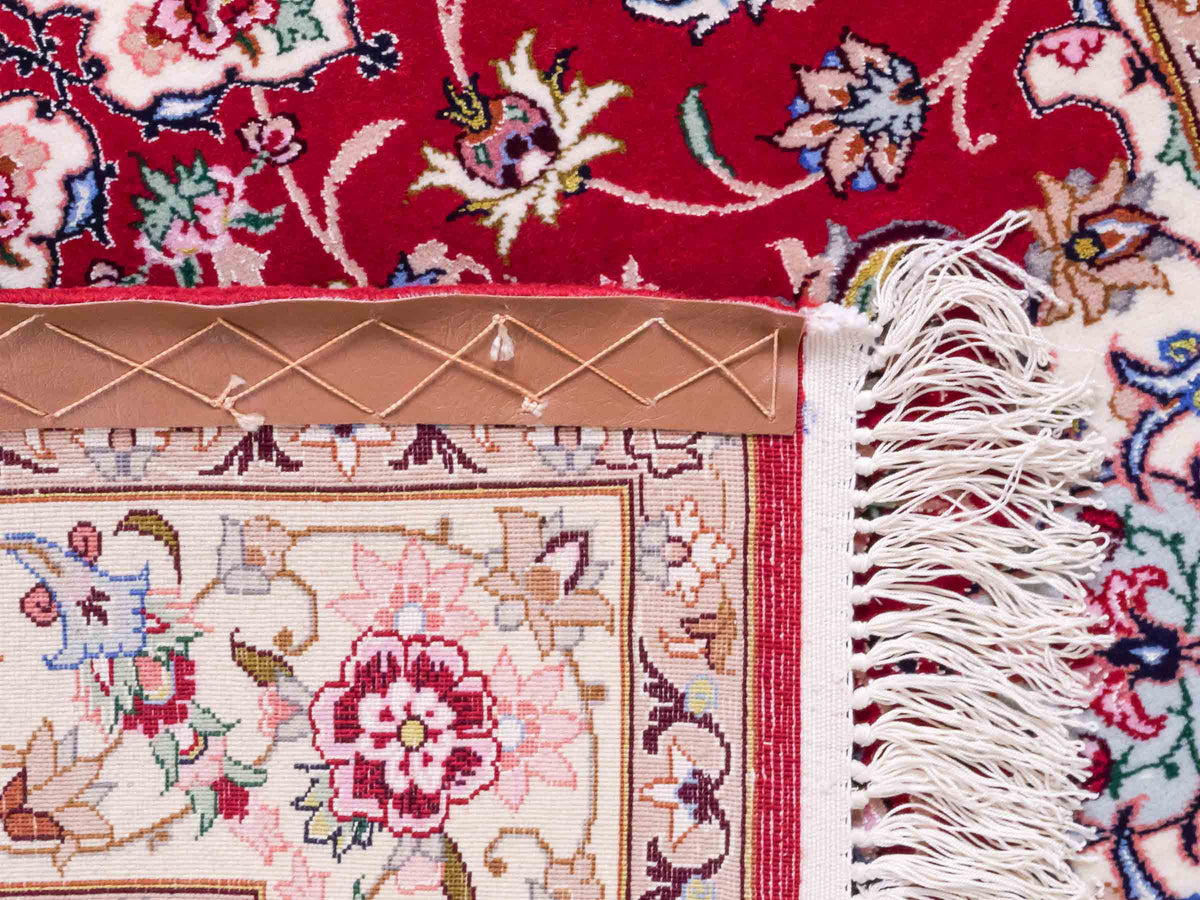 Handgeknüpfter "Taheri" Isfahan Perserteppich von Khademi aus Wolle mit Seide, rot-weiß. Feiner, persischer Teppich mit Medaillon, signiert. Orientteppich, geknüpft in Iran. Größe: 160 x 110 cm. Teppichnummer: SB3-1063 | Jupiter In