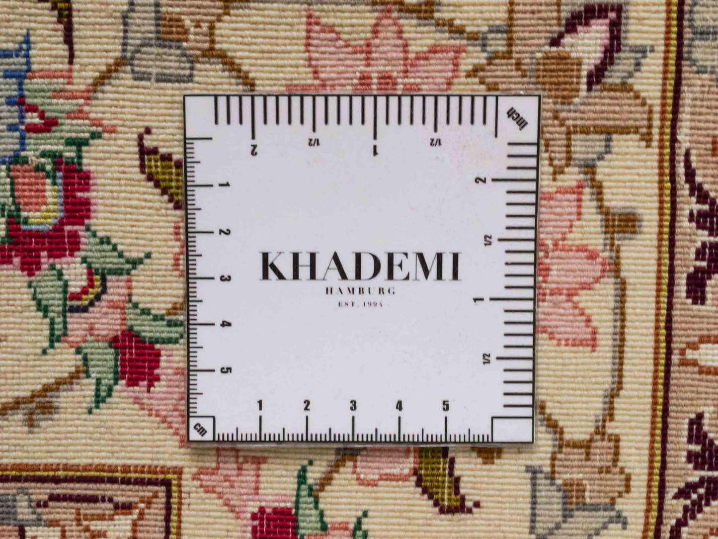 Handgeknüpfter "Taheri" Isfahan Perserteppich von Khademi aus Wolle mit Seide, rot-weiß. Feiner, persischer Teppich mit Medaillon, signiert. Orientteppich, geknüpft in Iran. Größe: 160 x 110 cm. Teppichnummer: SB3-1063 | Jupiter In