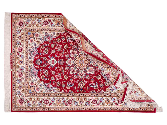 Handgeknüpfter "Taheri" Isfahan Perserteppich von Khademi aus Wolle mit Seide, rot-weiß. Feiner, persischer Teppich mit Medaillon, signiert. Orientteppich, geknüpft in Iran. Größe: 160 x 110 cm. Teppichnummer: SB3-1063 | Jupiter In