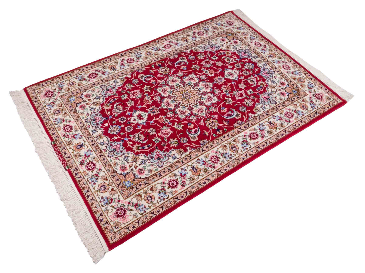 Handgeknüpfter "Taheri" Isfahan Perserteppich von Khademi aus Wolle mit Seide, rot-weiß. Feiner, persischer Teppich mit Medaillon, signiert. Orientteppich, geknüpft in Iran. Größe: 160 x 110 cm. Teppichnummer: SB3-1063 | Jupiter In