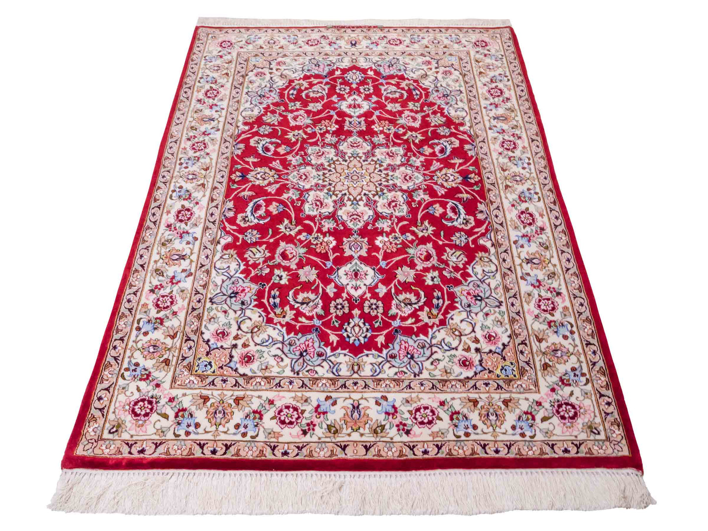 Handgeknüpfter "Taheri" Isfahan Perserteppich von Khademi aus Wolle mit Seide, rot-weiß. Feiner, persischer Teppich mit Medaillon, signiert. Orientteppich, geknüpft in Iran. Größe: 160 x 110 cm. Teppichnummer: SB3-1063 | Jupiter In