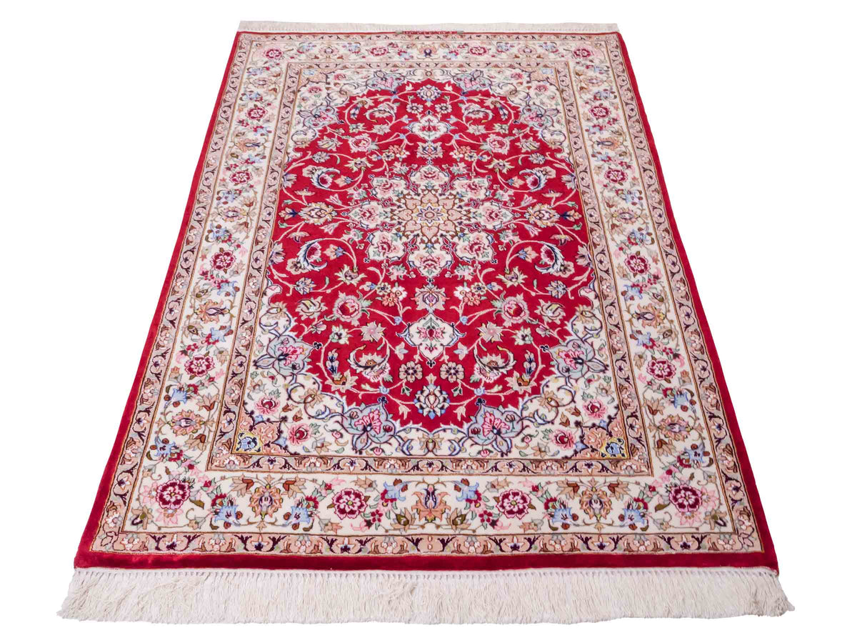 Handgeknüpfter "Taheri" Isfahan Perserteppich von Khademi aus Wolle mit Seide, rot-weiß. Feiner, persischer Teppich mit Medaillon, signiert. Orientteppich, geknüpft in Iran. Größe: 160 x 110 cm. Teppichnummer: SB3-1063 | Jupiter In