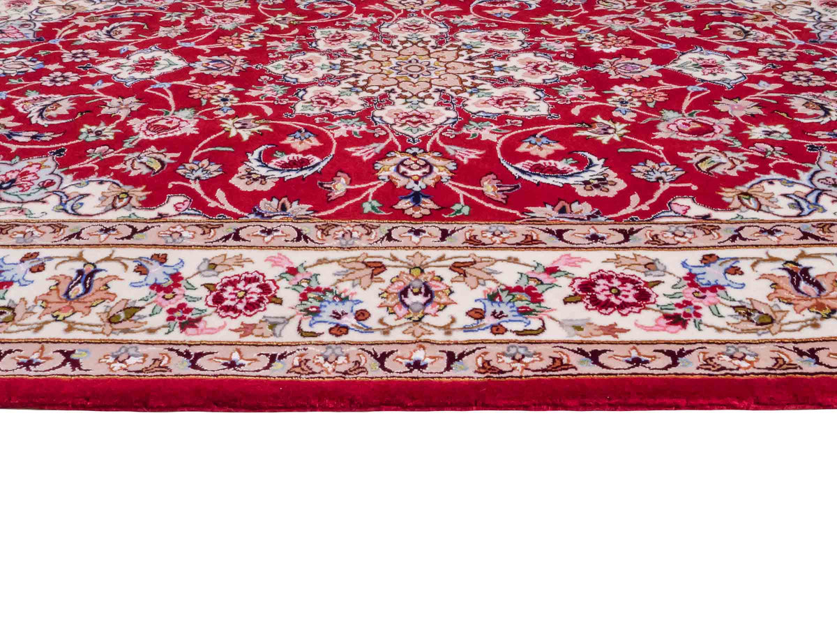 Handgeknüpfter "Taheri" Isfahan Perserteppich von Khademi aus Wolle mit Seide, rot-weiß. Feiner, persischer Teppich mit Medaillon, signiert. Orientteppich, geknüpft in Iran. Größe: 160 x 110 cm. Teppichnummer: SB3-1063 | Jupiter In