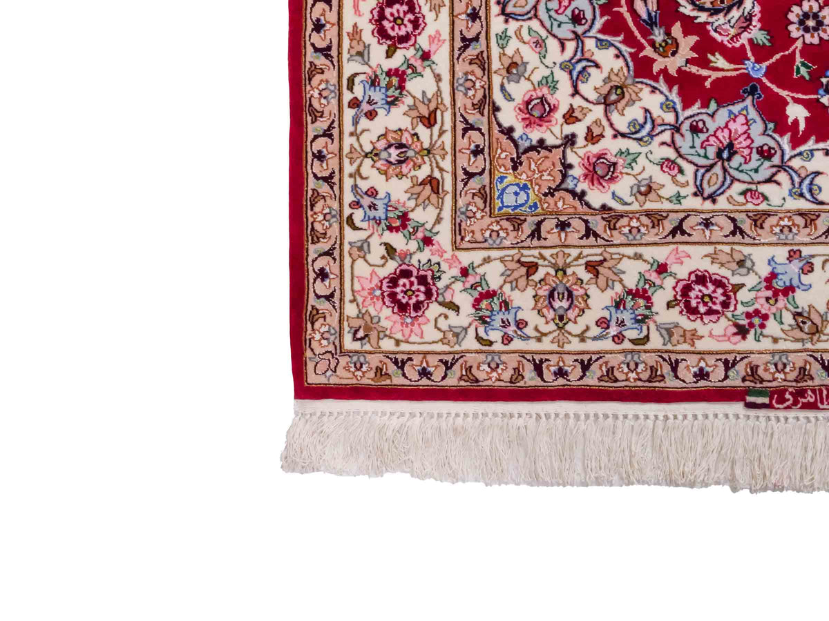 Handgeknüpfter "Taheri" Isfahan Perserteppich von Khademi aus Wolle mit Seide, rot-weiß. Feiner, persischer Teppich mit Medaillon, signiert. Orientteppich, geknüpft in Iran. Größe: 160 x 110 cm. Teppichnummer: SB3-1063 | Jupiter In