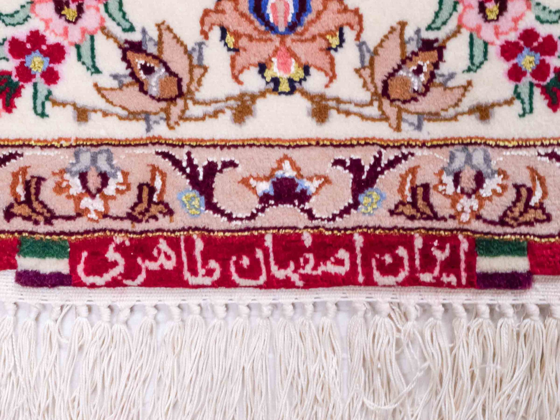 Handgeknüpfter "Taheri" Isfahan Perserteppich von Khademi aus Wolle mit Seide, rot-weiß. Feiner, persischer Teppich mit Medaillon, signiert. Orientteppich, geknüpft in Iran. Größe: 160 x 110 cm. Teppichnummer: SB3-1063 | Jupiter In