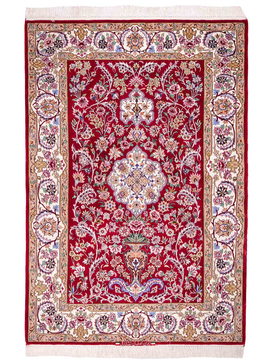 Handgeknüpfter "Entezari" Isfahan Perserteppich von Khademi aus Wolle mit Seide, rot-weiß. Feiner, persischer Teppich mit Medaillon, signiert. Orientteppich, geknüpft in Iran. Größe: 160 x 110 cm. Teppichnummer: SB3-1068 | Jupiter In