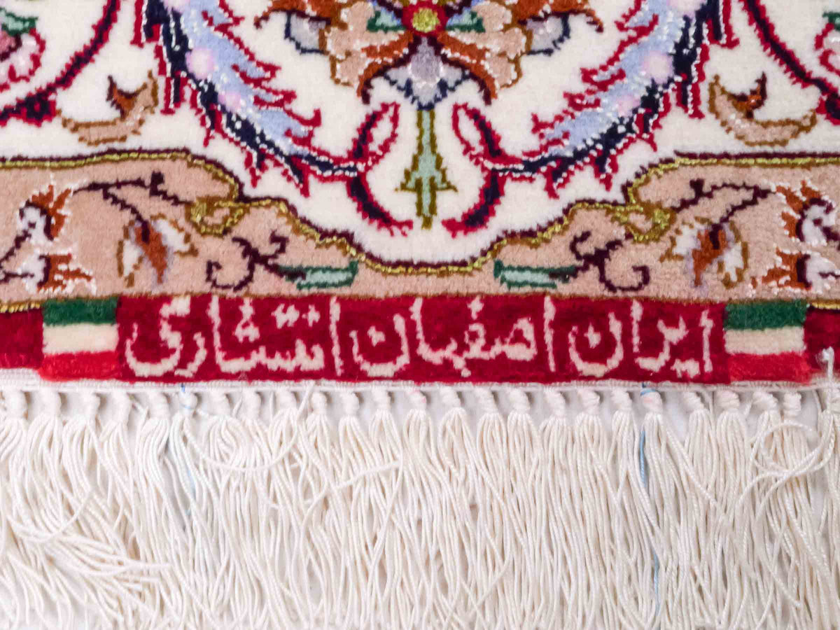 Handgeknüpfter "Entezari" Isfahan Perserteppich von Khademi aus Wolle mit Seide, rot-weiß. Feiner, persischer Teppich mit Medaillon, signiert. Orientteppich, geknüpft in Iran. Größe: 160 x 110 cm. Teppichnummer: SB3-1068 | Jupiter In