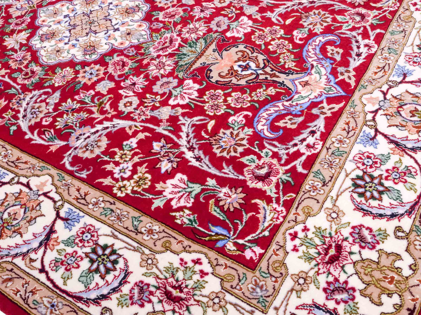 Handgeknüpfter "Entezari" Isfahan Perserteppich von Khademi aus Wolle mit Seide, rot-weiß. Feiner, persischer Teppich mit Medaillon, signiert. Orientteppich, geknüpft in Iran. Größe: 160 x 110 cm. Teppichnummer: SB3-1068 | Jupiter In