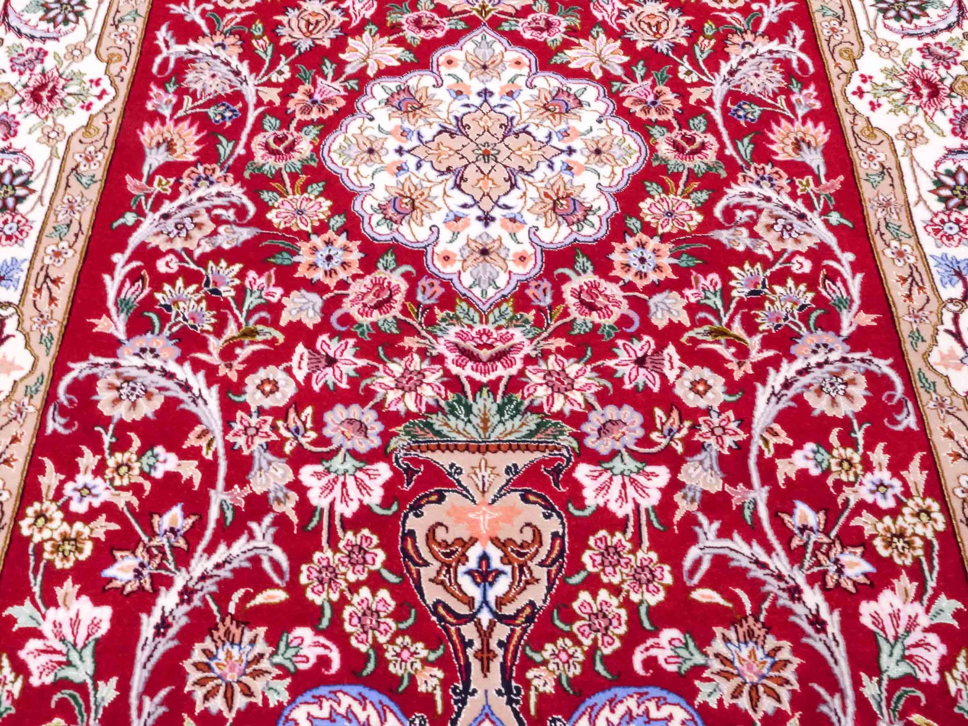 Handgeknüpfter "Entezari" Isfahan Perserteppich von Khademi aus Wolle mit Seide, rot-weiß. Feiner, persischer Teppich mit Medaillon, signiert. Orientteppich, geknüpft in Iran. Größe: 160 x 110 cm. Teppichnummer: SB3-1068 | Jupiter In