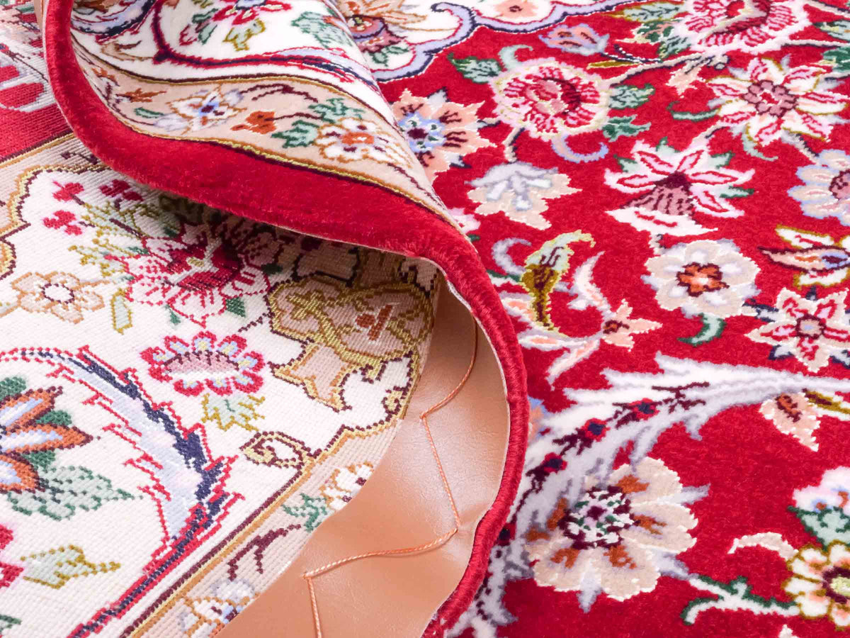 Handgeknüpfter "Entezari" Isfahan Perserteppich von Khademi aus Wolle mit Seide, rot-weiß. Feiner, persischer Teppich mit Medaillon, signiert. Orientteppich, geknüpft in Iran. Größe: 160 x 110 cm. Teppichnummer: SB3-1068 | Jupiter In
