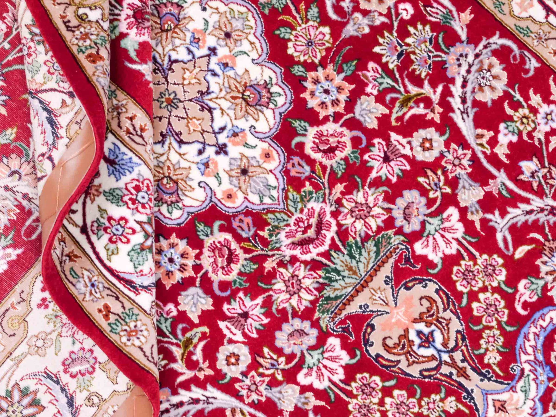 Handgeknüpfter "Entezari" Isfahan Perserteppich von Khademi aus Wolle mit Seide, rot-weiß. Feiner, persischer Teppich mit Medaillon, signiert. Orientteppich, geknüpft in Iran. Größe: 160 x 110 cm. Teppichnummer: SB3-1068 | Jupiter In