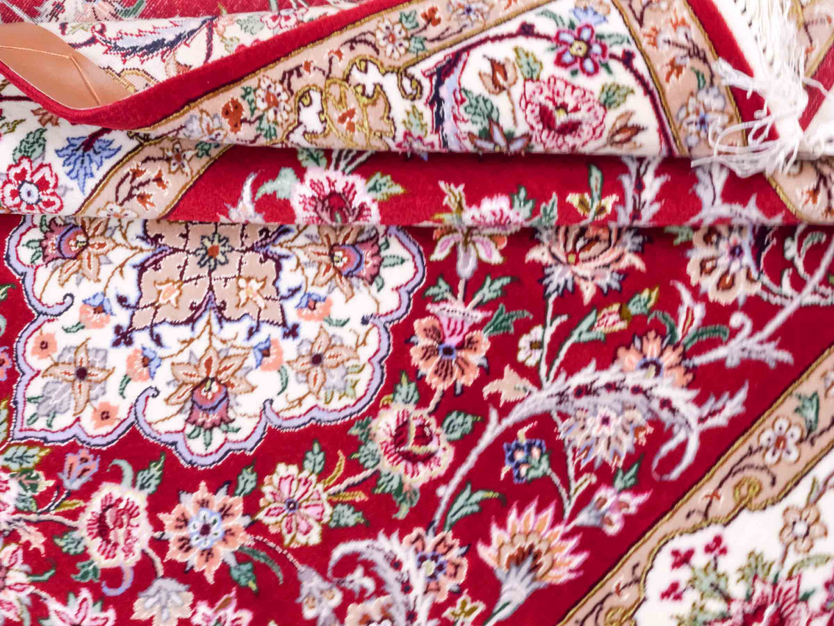 Handgeknüpfter "Entezari" Isfahan Perserteppich von Khademi aus Wolle mit Seide, rot-weiß. Feiner, persischer Teppich mit Medaillon, signiert. Orientteppich, geknüpft in Iran. Größe: 160 x 110 cm. Teppichnummer: SB3-1068 | Jupiter In