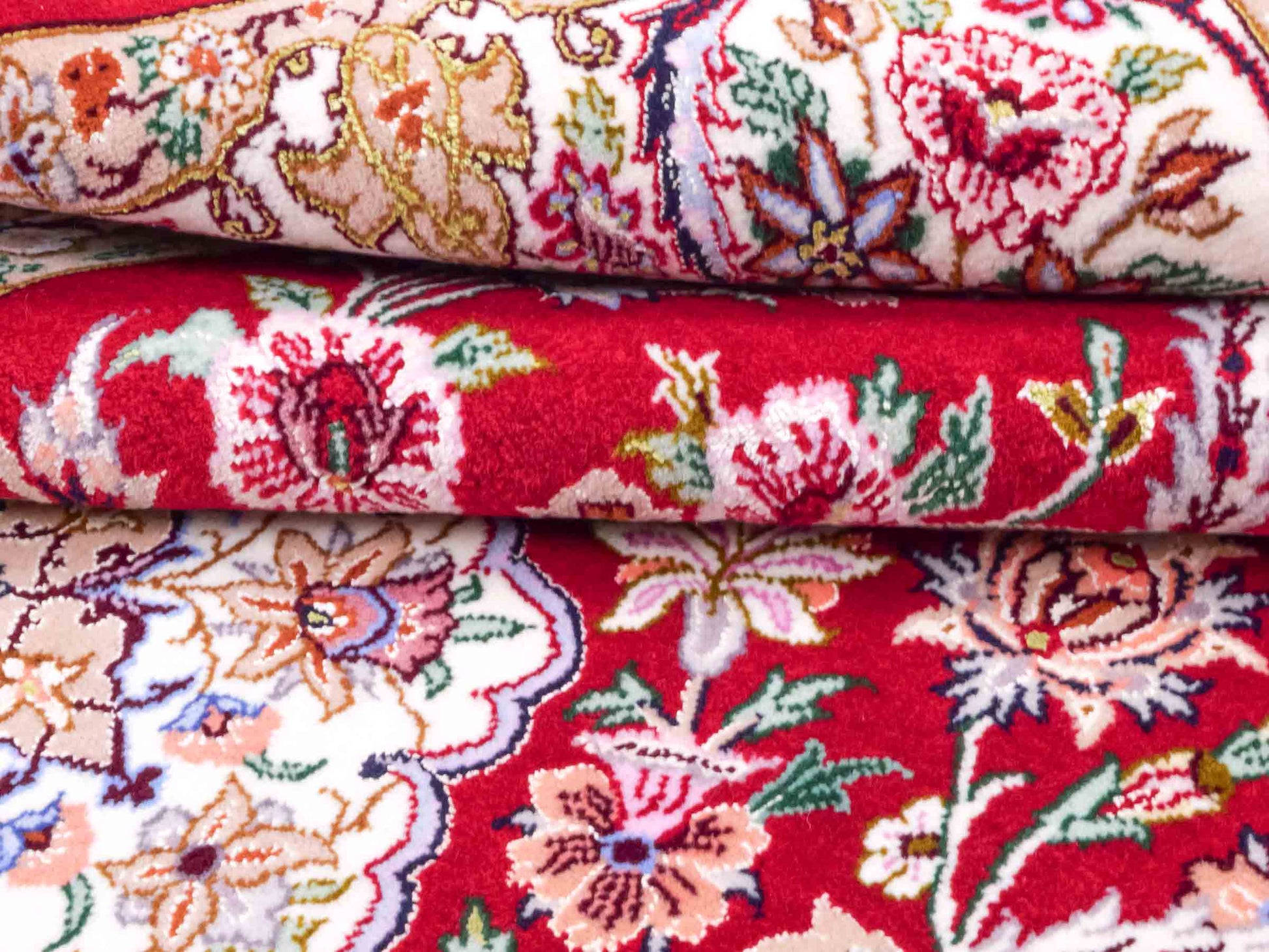 Handgeknüpfter "Entezari" Isfahan Perserteppich von Khademi aus Wolle mit Seide, rot-weiß. Feiner, persischer Teppich mit Medaillon, signiert. Orientteppich, geknüpft in Iran. Größe: 160 x 110 cm. Teppichnummer: SB3-1068 | Jupiter In