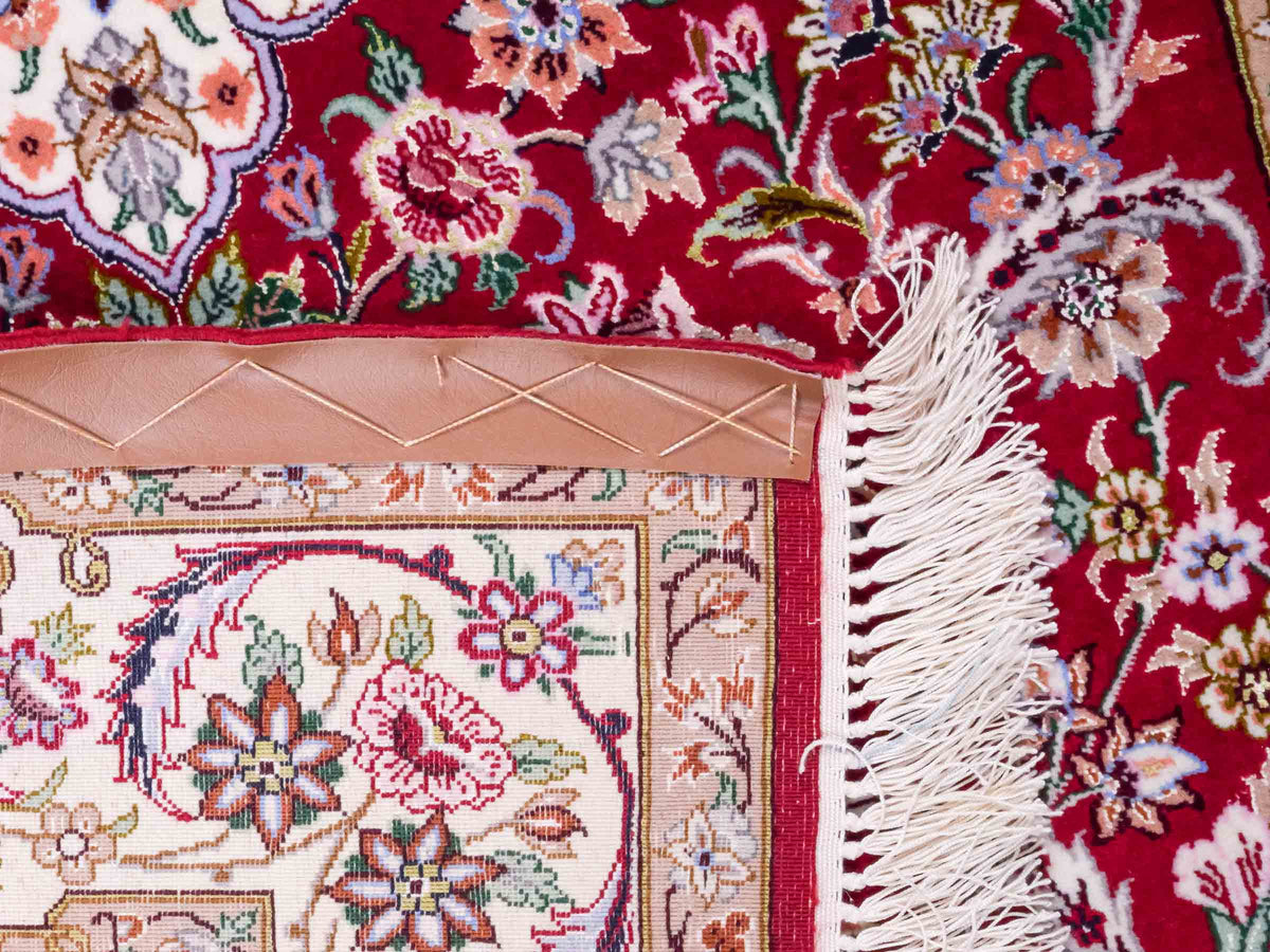 Handgeknüpfter "Entezari" Isfahan Perserteppich von Khademi aus Wolle mit Seide, rot-weiß. Feiner, persischer Teppich mit Medaillon, signiert. Orientteppich, geknüpft in Iran. Größe: 160 x 110 cm. Teppichnummer: SB3-1068 | Jupiter In