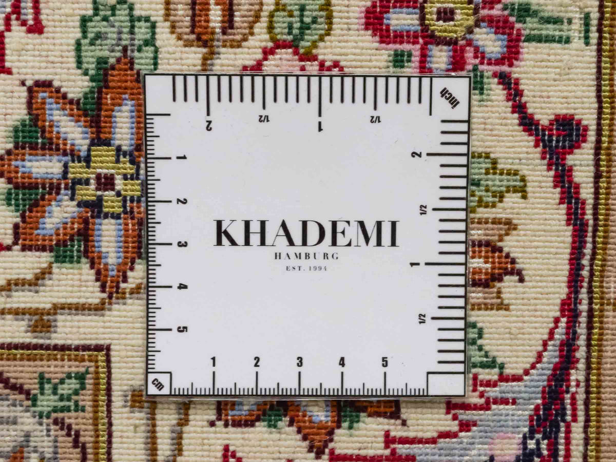 Handgeknüpfter "Entezari" Isfahan Perserteppich von Khademi aus Wolle mit Seide, rot-weiß. Feiner, persischer Teppich mit Medaillon, signiert. Orientteppich, geknüpft in Iran. Größe: 160 x 110 cm. Teppichnummer: SB3-1068 | Jupiter In