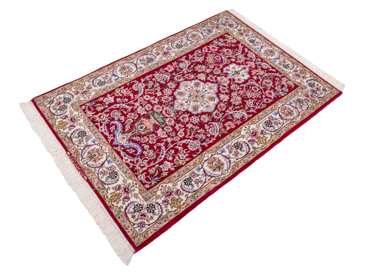 Handgeknüpfter "Entezari" Isfahan Perserteppich von Khademi aus Wolle mit Seide, rot-weiß. Feiner, persischer Teppich mit Medaillon, signiert. Orientteppich, geknüpft in Iran. Größe: 160 x 110 cm. Teppichnummer: SB3-1068 | Jupiter In