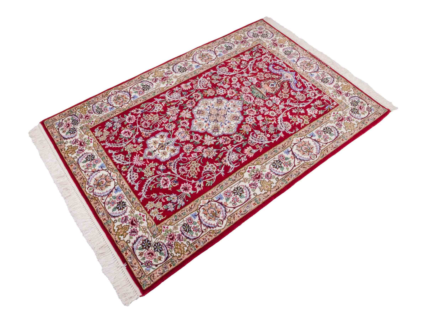 Handgeknüpfter "Entezari" Isfahan Perserteppich von Khademi aus Wolle mit Seide, rot-weiß. Feiner, persischer Teppich mit Medaillon, signiert. Orientteppich, geknüpft in Iran. Größe: 160 x 110 cm. Teppichnummer: SB3-1068 | Jupiter In