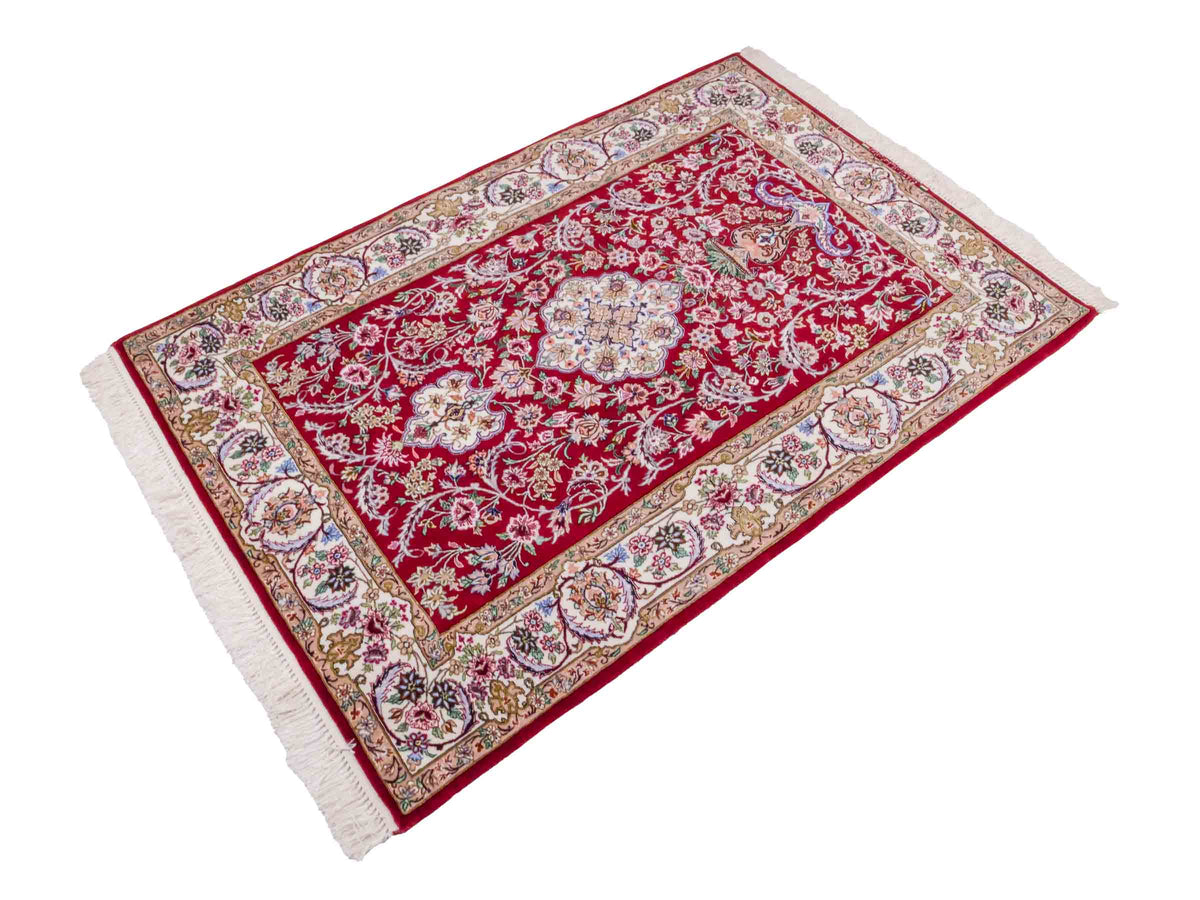 Handgeknüpfter "Entezari" Isfahan Perserteppich von Khademi aus Wolle mit Seide, rot-weiß. Feiner, persischer Teppich mit Medaillon, signiert. Orientteppich, geknüpft in Iran. Größe: 160 x 110 cm. Teppichnummer: SB3-1068 | Jupiter In