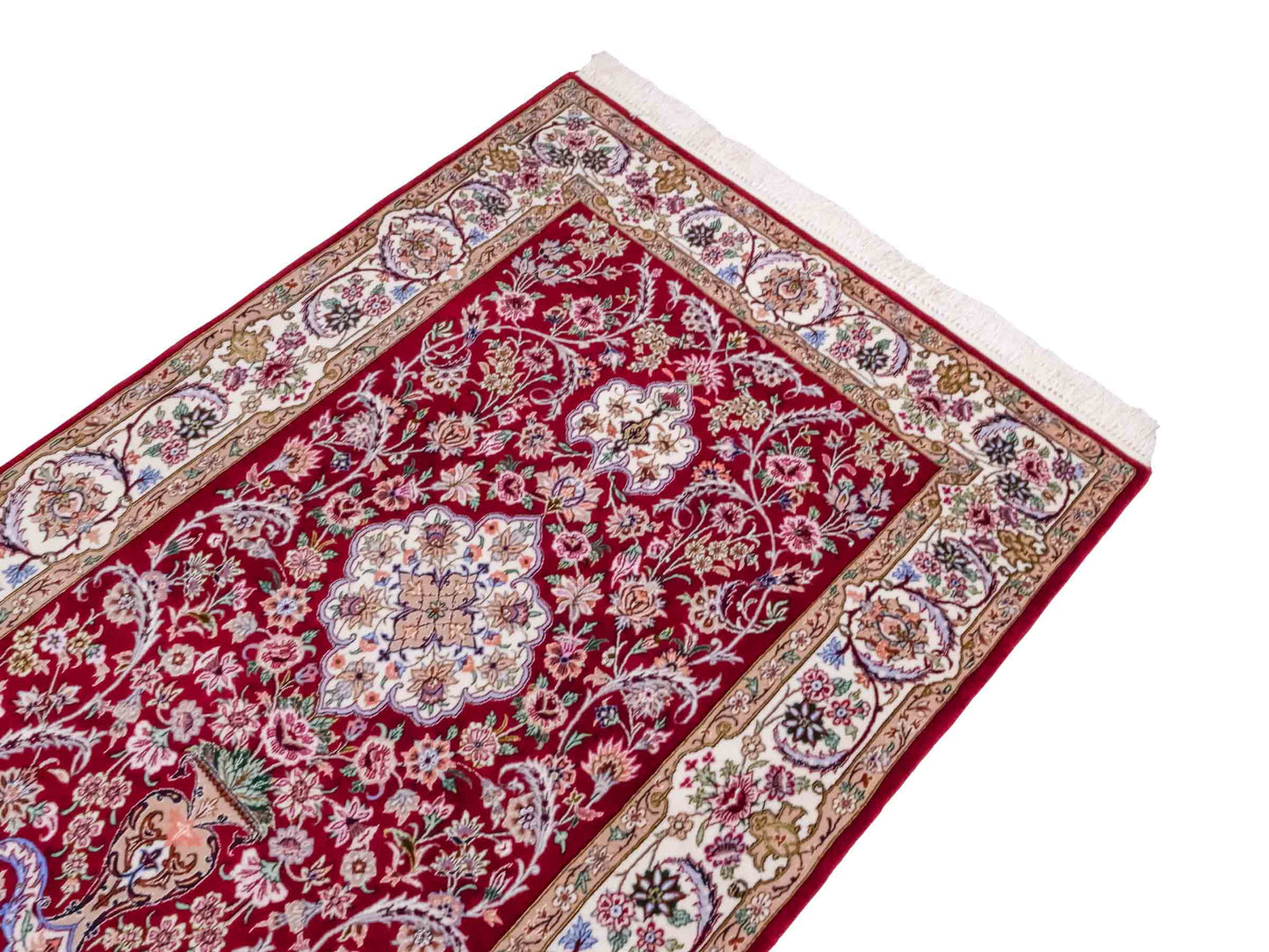 Handgeknüpfter "Entezari" Isfahan Perserteppich von Khademi aus Wolle mit Seide, rot-weiß. Feiner, persischer Teppich mit Medaillon, signiert. Orientteppich, geknüpft in Iran. Größe: 160 x 110 cm. Teppichnummer: SB3-1068 | Jupiter In