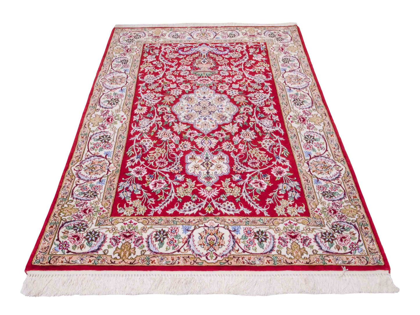 Handgeknüpfter "Entezari" Isfahan Perserteppich von Khademi aus Wolle mit Seide, rot-weiß. Feiner, persischer Teppich mit Medaillon, signiert. Orientteppich, geknüpft in Iran. Größe: 160 x 110 cm. Teppichnummer: SB3-1068 | Jupiter In