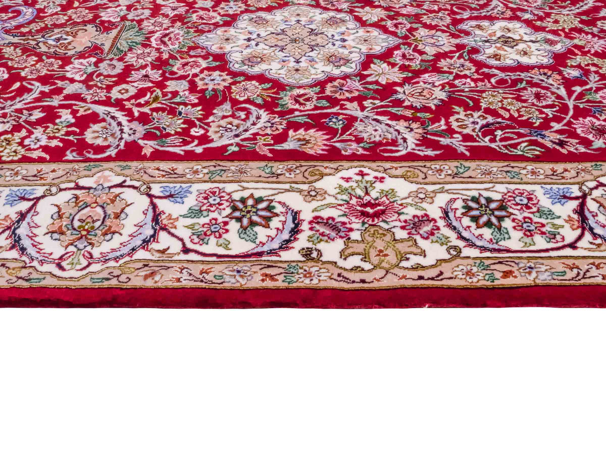 Handgeknüpfter "Entezari" Isfahan Perserteppich von Khademi aus Wolle mit Seide, rot-weiß. Feiner, persischer Teppich mit Medaillon, signiert. Orientteppich, geknüpft in Iran. Größe: 160 x 110 cm. Teppichnummer: SB3-1068 | Jupiter In