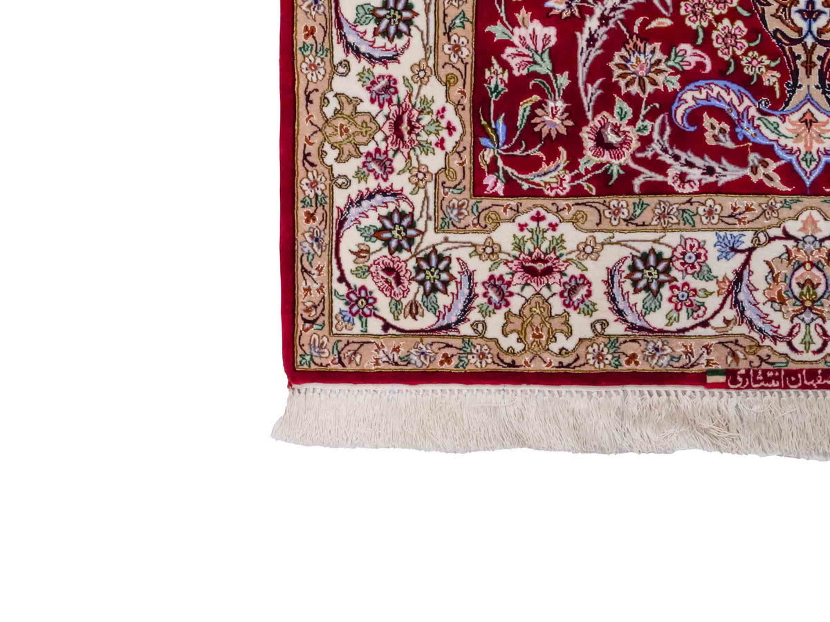 Handgeknüpfter "Entezari" Isfahan Perserteppich von Khademi aus Wolle mit Seide, rot-weiß. Feiner, persischer Teppich mit Medaillon, signiert. Orientteppich, geknüpft in Iran. Größe: 160 x 110 cm. Teppichnummer: SB3-1068 | Jupiter In