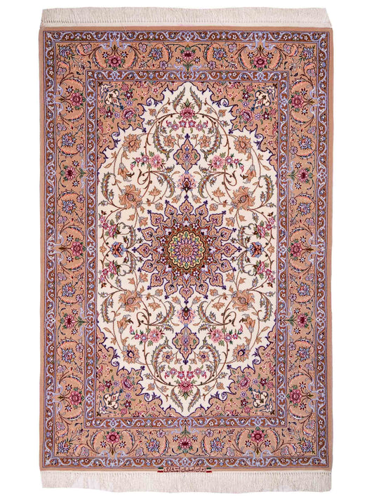 Handgeknüpfter "Entezari" Isfahan Perserteppich von Khademi aus Wolle mit Seide, beige-weiß. Feiner, persischer Teppich mit Medaillon, signiert. Orientteppich, geknüpft in Iran. Größe: 162 x 106 cm. Teppichnummer: SB3-1072 | Jupiter In