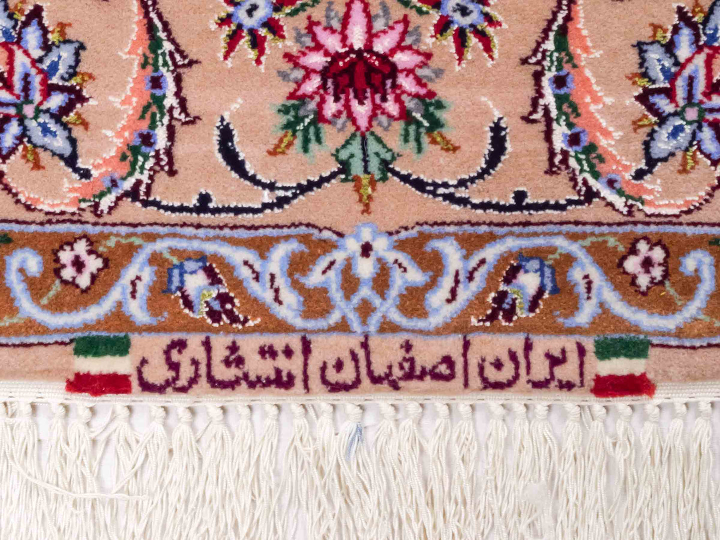 Handgeknüpfter "Entezari" Isfahan Perserteppich von Khademi aus Wolle mit Seide, beige-weiß. Feiner, persischer Teppich mit Medaillon, signiert. Orientteppich, geknüpft in Iran. Größe: 162 x 106 cm. Teppichnummer: SB3-1072 | Jupiter In
