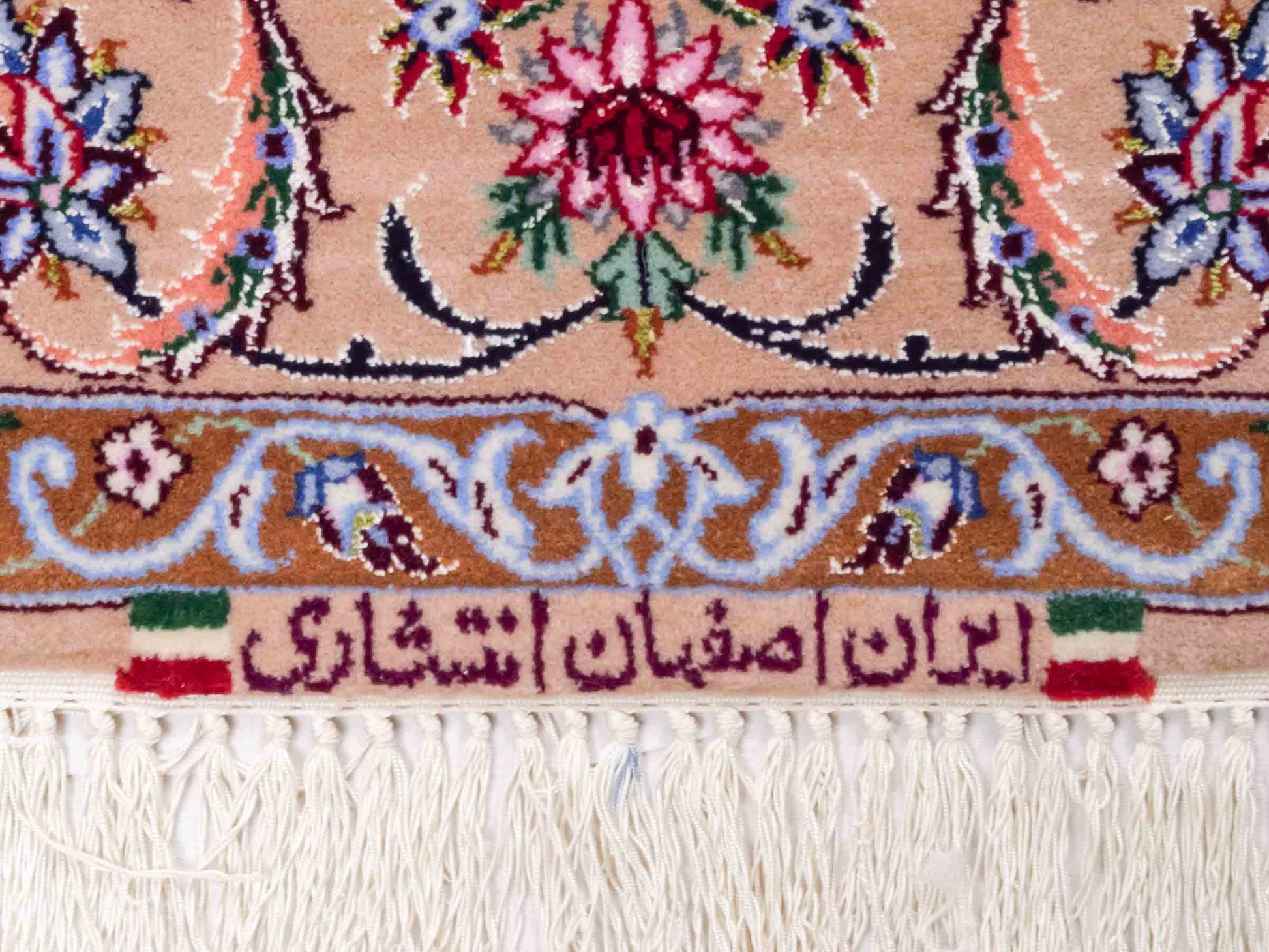 Handgeknüpfter "Entezari" Isfahan Perserteppich von Khademi aus Wolle mit Seide, beige-weiß. Feiner, persischer Teppich mit Medaillon, signiert. Orientteppich, geknüpft in Iran. Größe: 162 x 106 cm. Teppichnummer: SB3-1072 | Jupiter In
