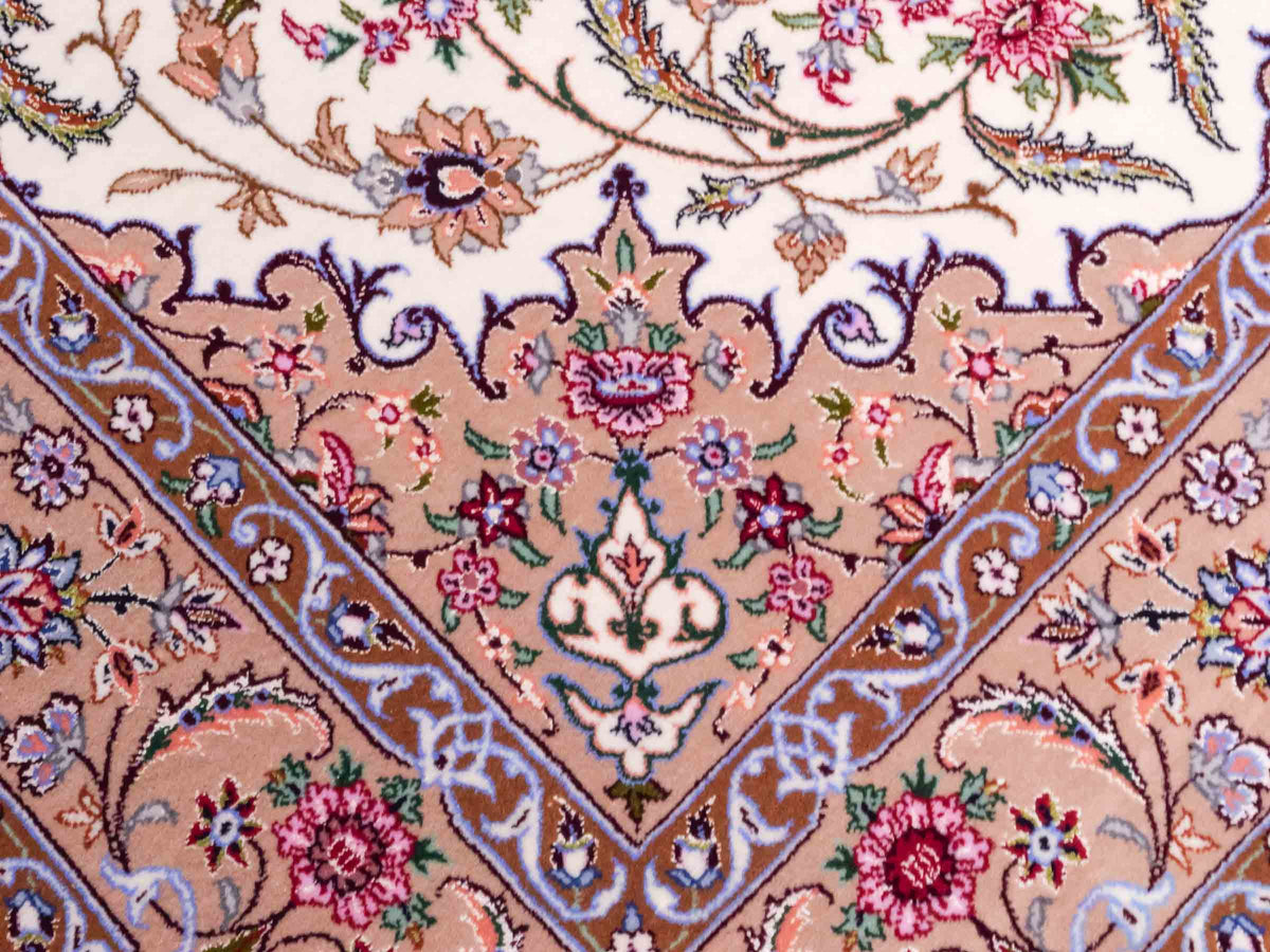Handgeknüpfter "Entezari" Isfahan Perserteppich von Khademi aus Wolle mit Seide, beige-weiß. Feiner, persischer Teppich mit Medaillon, signiert. Orientteppich, geknüpft in Iran. Größe: 162 x 106 cm. Teppichnummer: SB3-1072 | Jupiter In