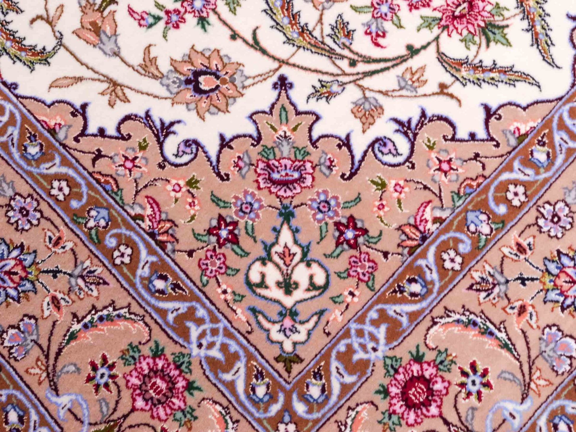 Handgeknüpfter "Entezari" Isfahan Perserteppich von Khademi aus Wolle mit Seide, beige-weiß. Feiner, persischer Teppich mit Medaillon, signiert. Orientteppich, geknüpft in Iran. Größe: 162 x 106 cm. Teppichnummer: SB3-1072 | Jupiter In