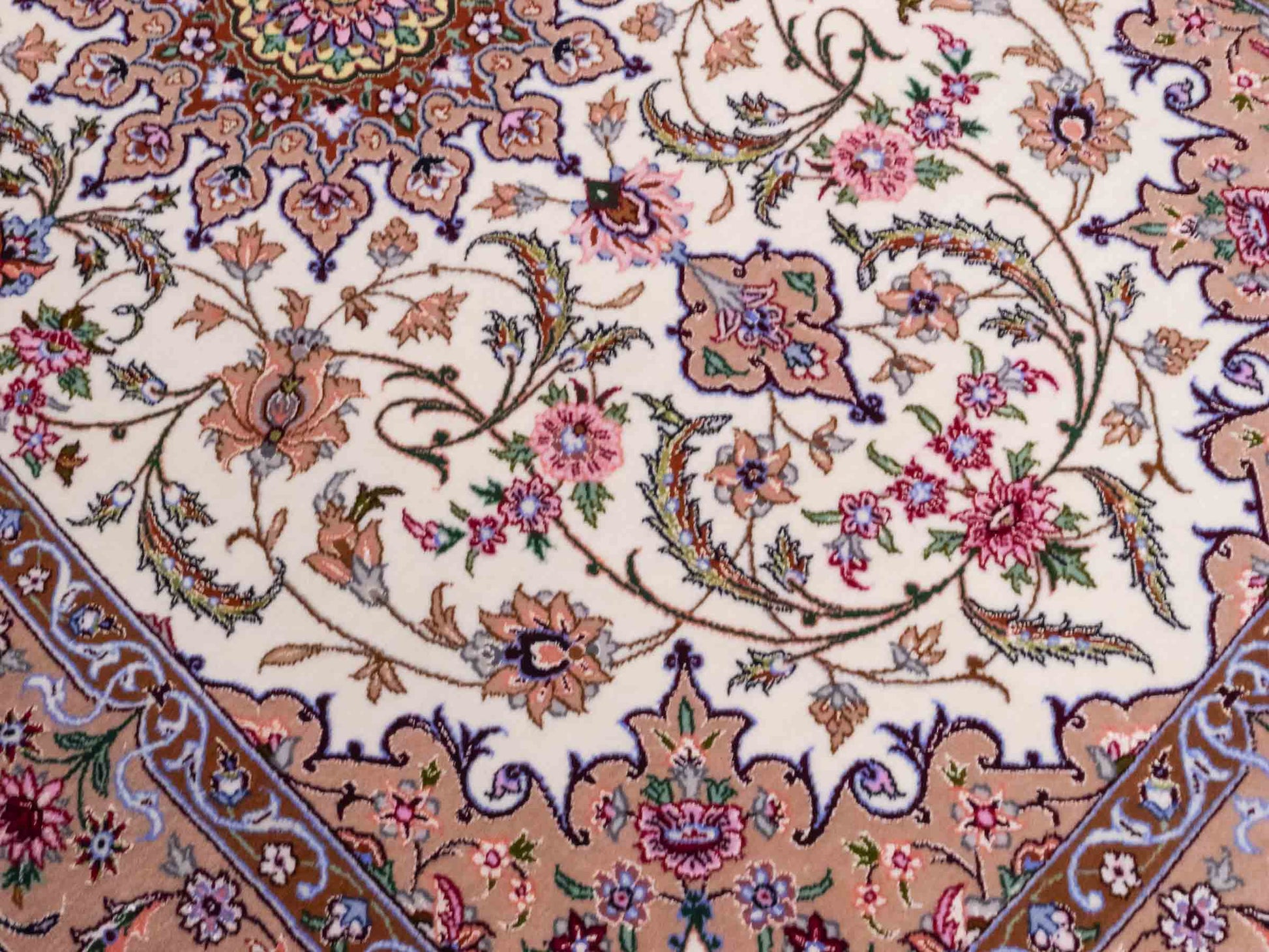 Handgeknüpfter "Entezari" Isfahan Perserteppich von Khademi aus Wolle mit Seide, beige-weiß. Feiner, persischer Teppich mit Medaillon, signiert. Orientteppich, geknüpft in Iran. Größe: 162 x 106 cm. Teppichnummer: SB3-1072 | Jupiter In