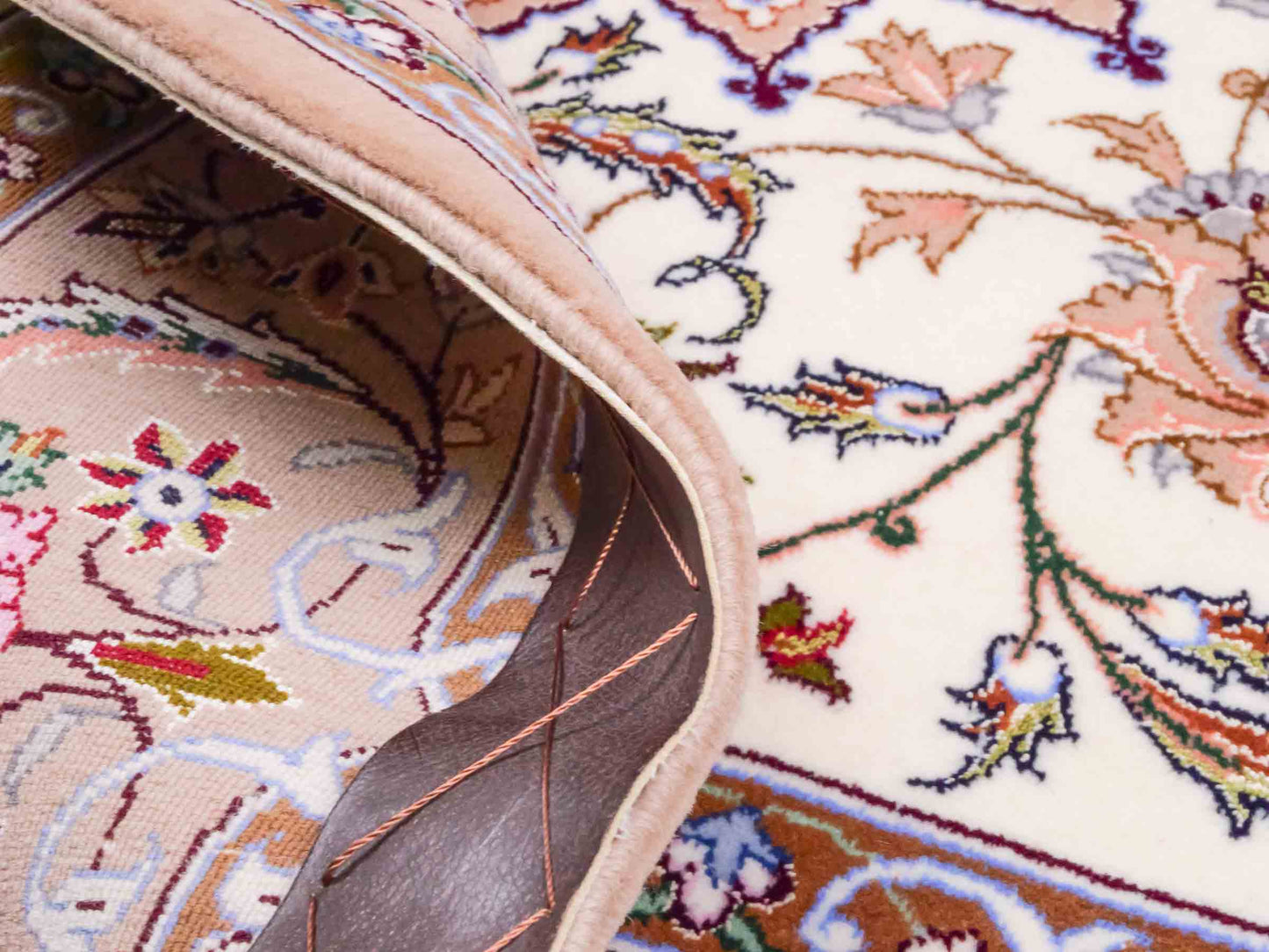 Handgeknüpfter "Entezari" Isfahan Perserteppich von Khademi aus Wolle mit Seide, beige-weiß. Feiner, persischer Teppich mit Medaillon, signiert. Orientteppich, geknüpft in Iran. Größe: 162 x 106 cm. Teppichnummer: SB3-1072 | Jupiter In